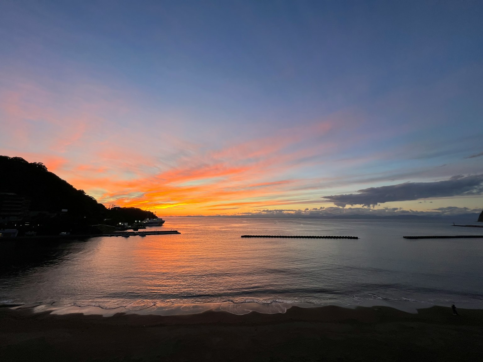 Bellissimo tramonto che si riflette sul mare calmo sulla spiaggia