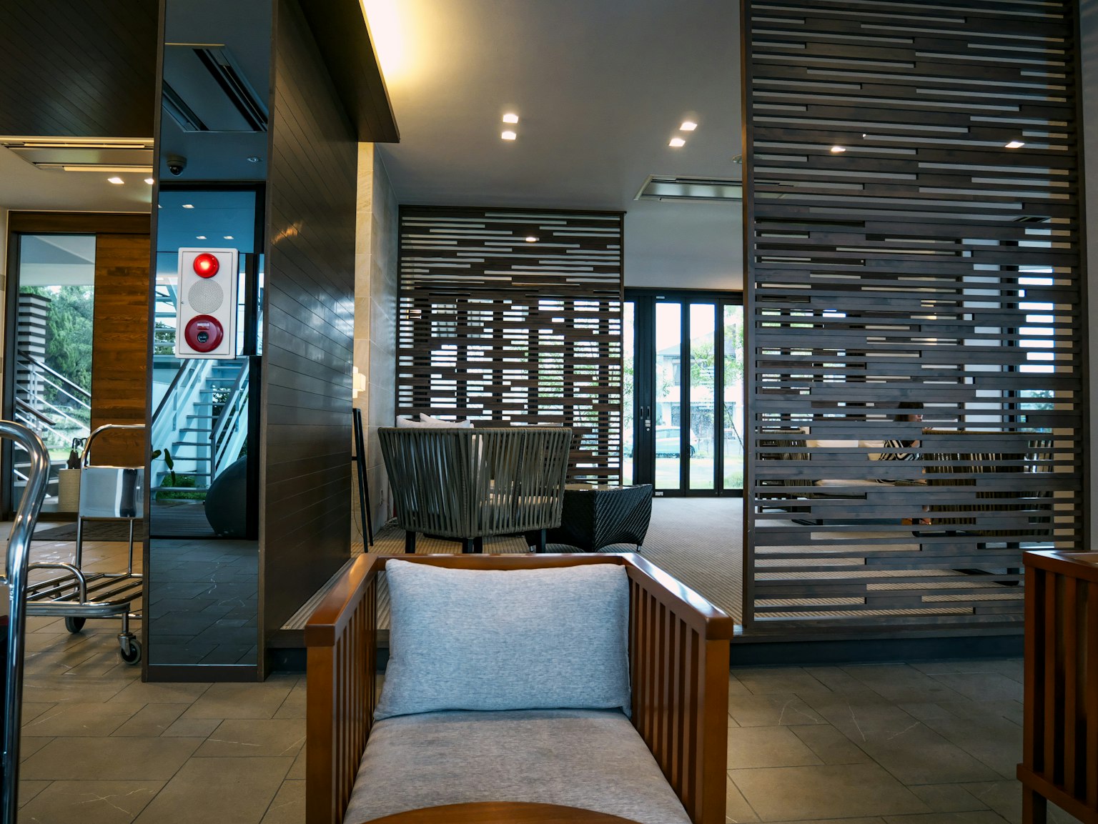 Intérieur de café moderne avec des chaises et tables en bois, design mural épuré
