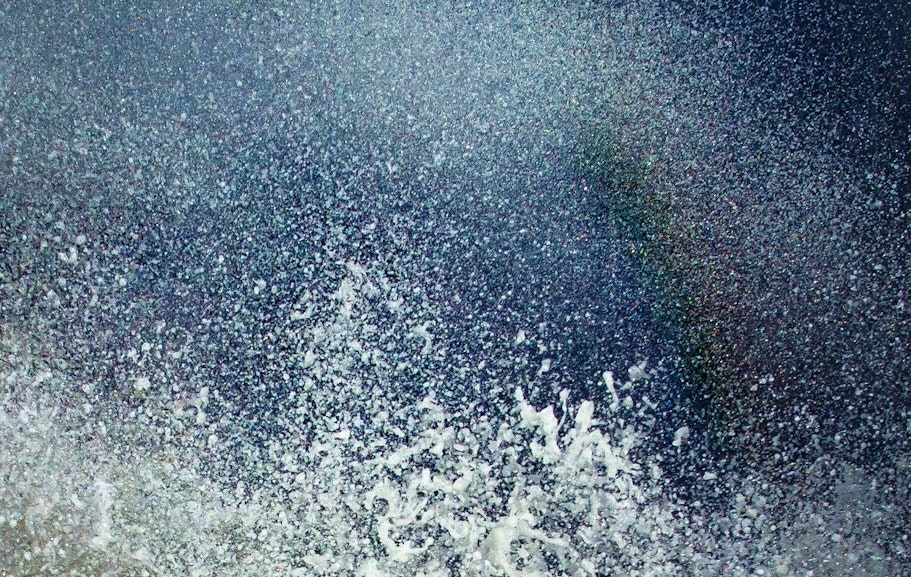 荒れた海に光が屈折する嵐の日の水面