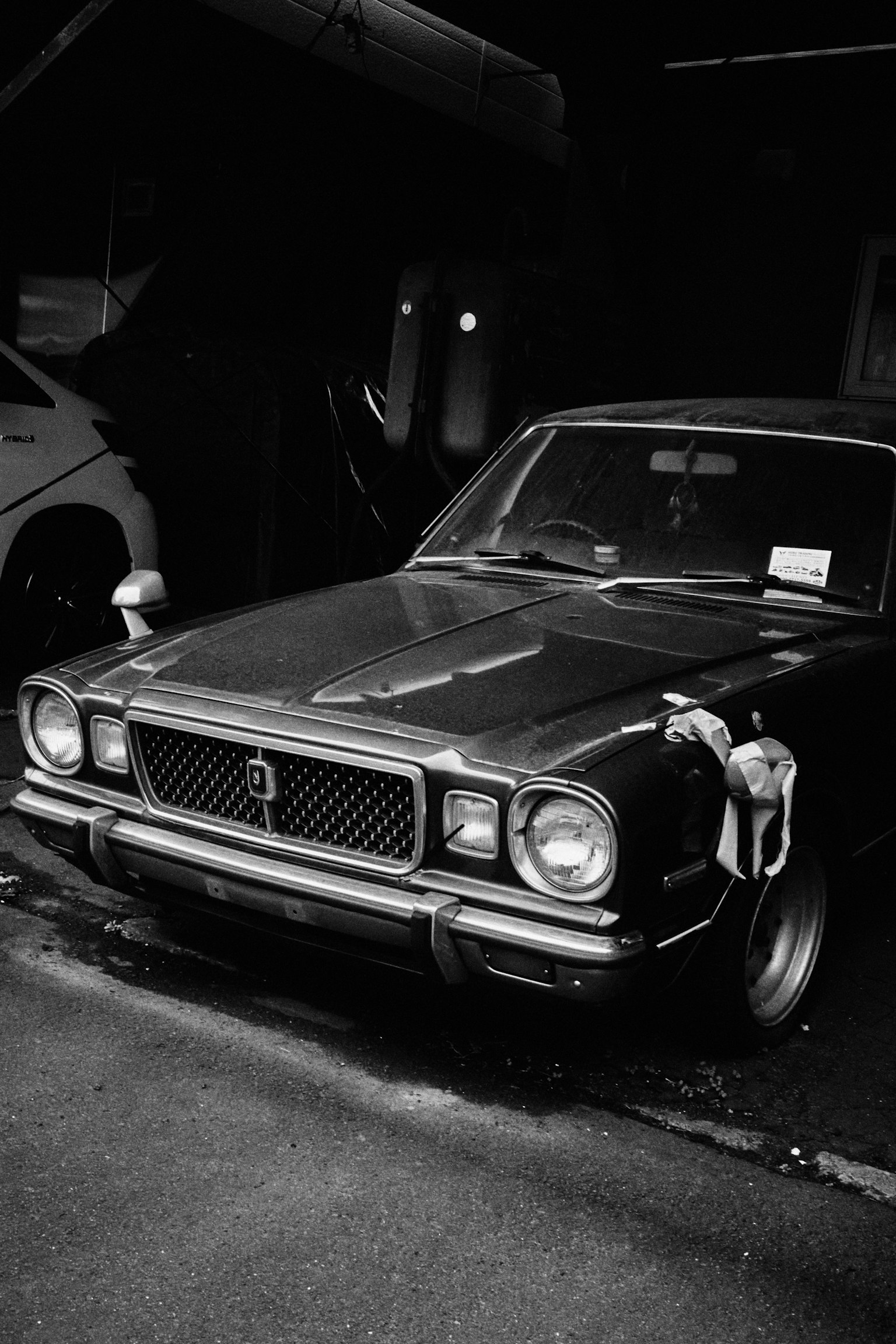 Un coche negro viejo estacionado en un garaje