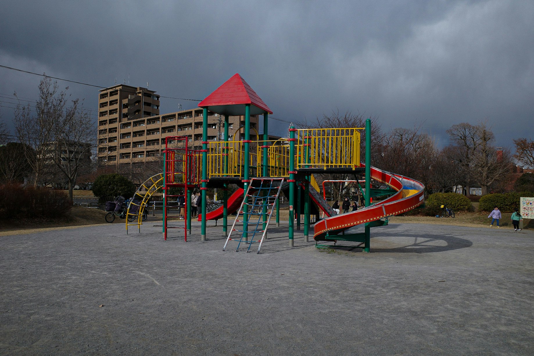 遊具のある広い公園の屋外風景