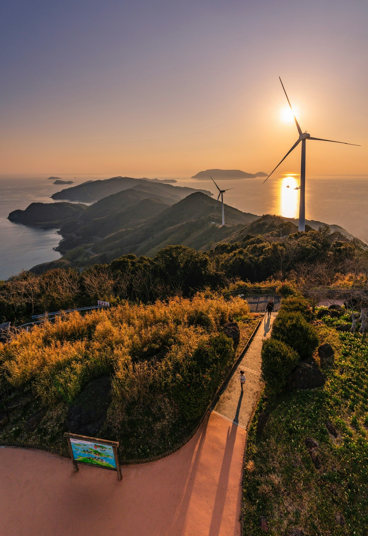 上盛山观景台的日落景色，海岸丘陵上的风力发电机