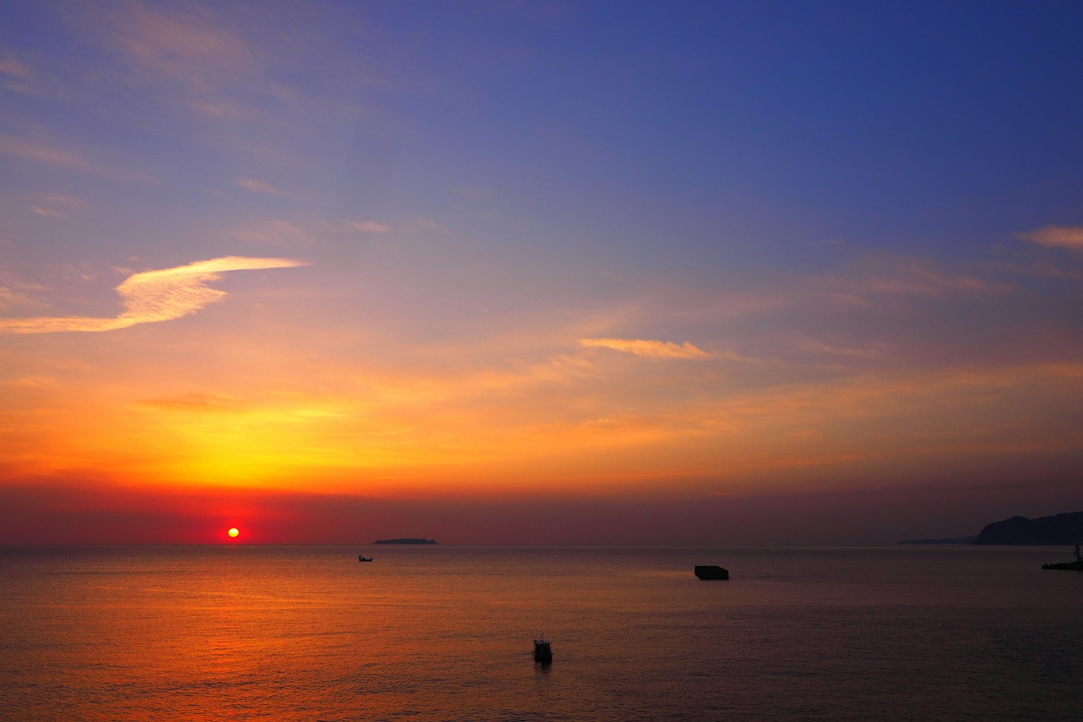 Schöne Landschaft mit Sonnenuntergang über dem Meer