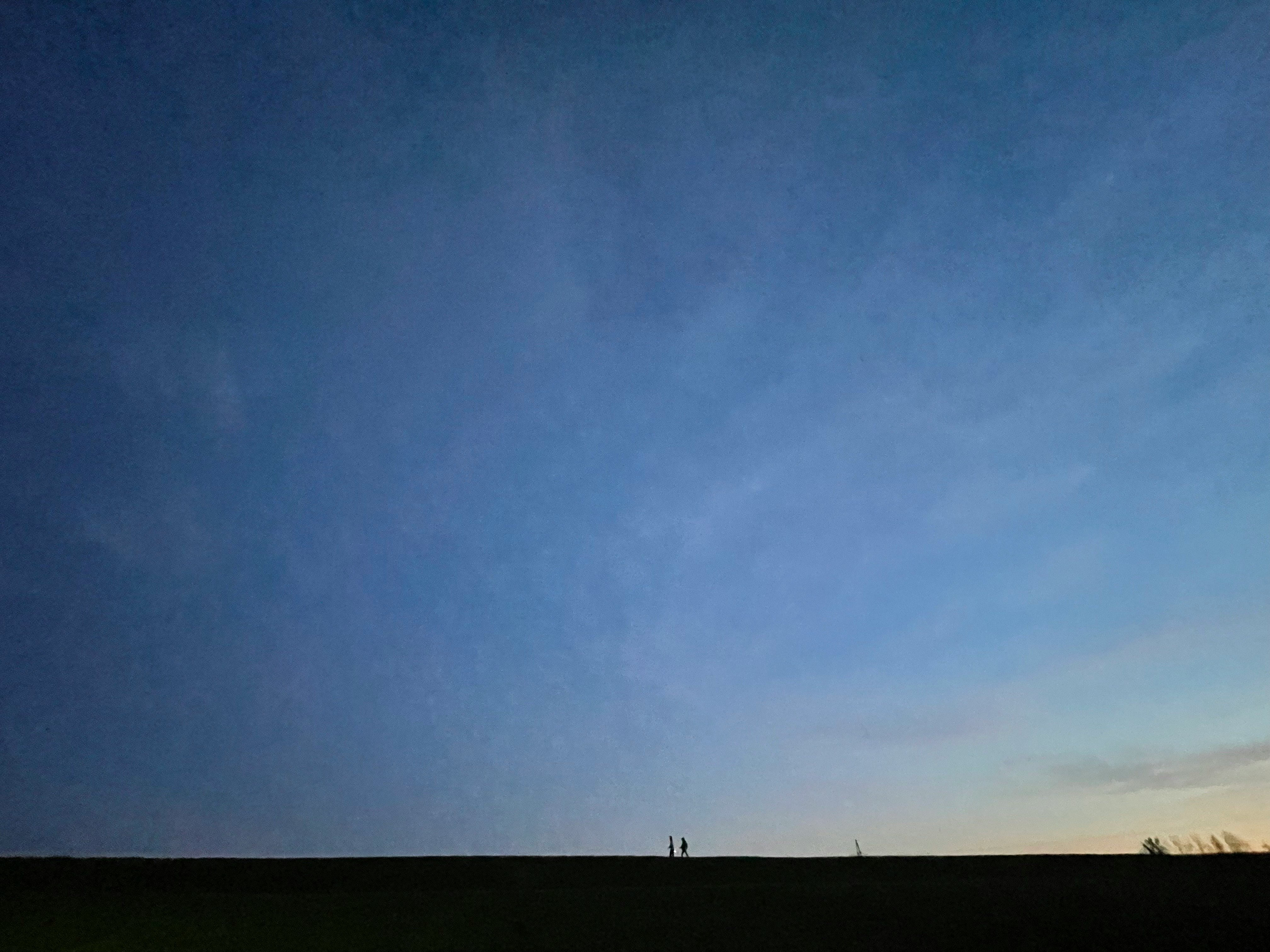 ciel de crépuscule au-dessus d’un horizon plat