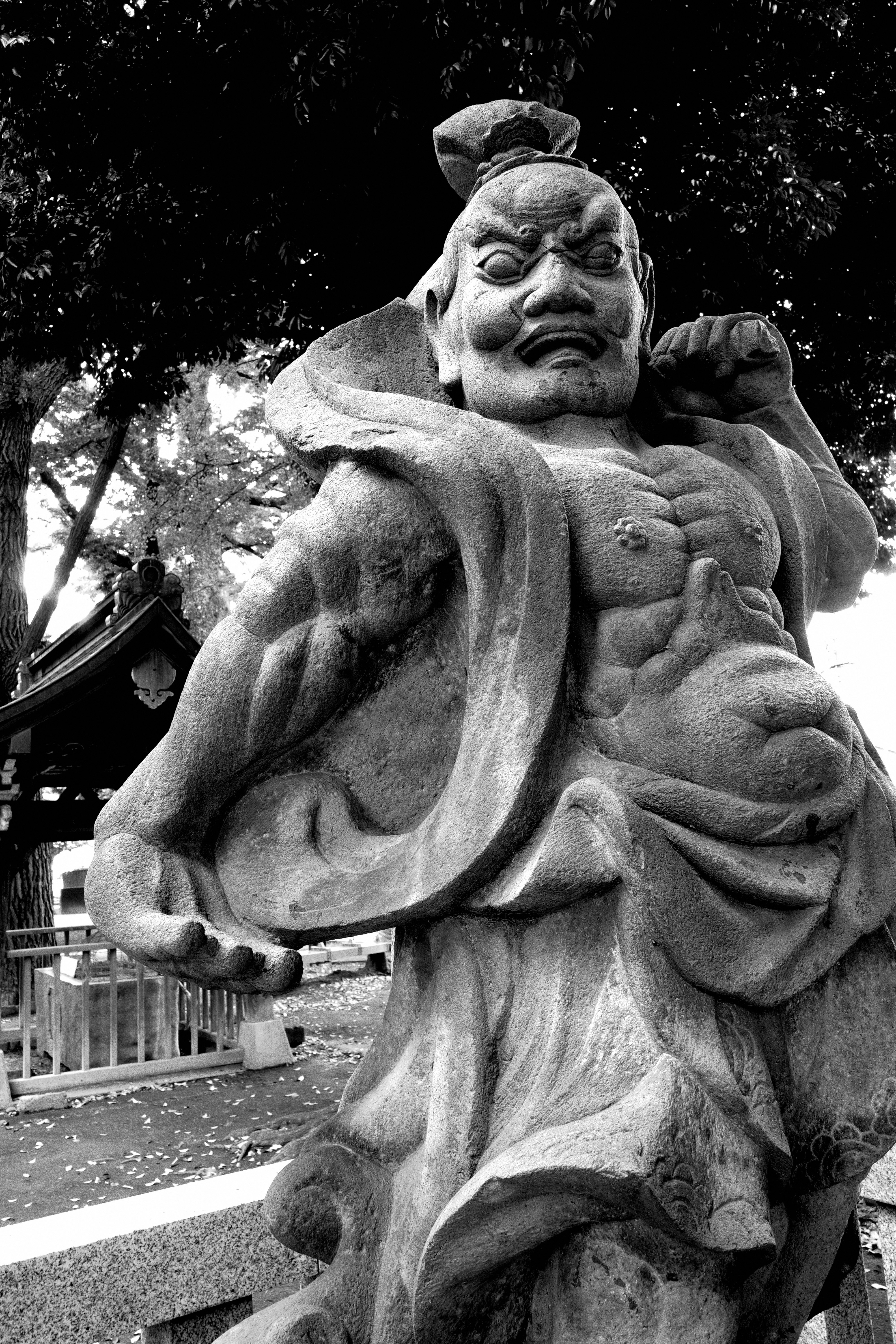 公園裡的石質守護雕像與樹木