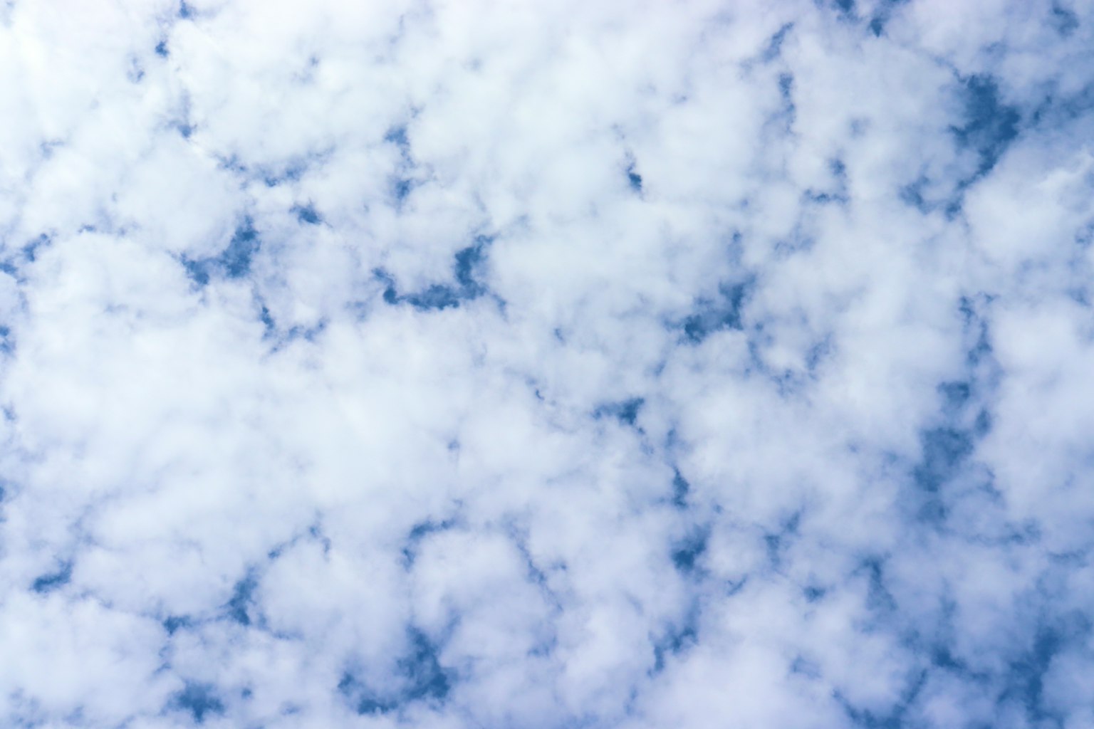 Muster von weißen Wolken in einem blauen Himmel
