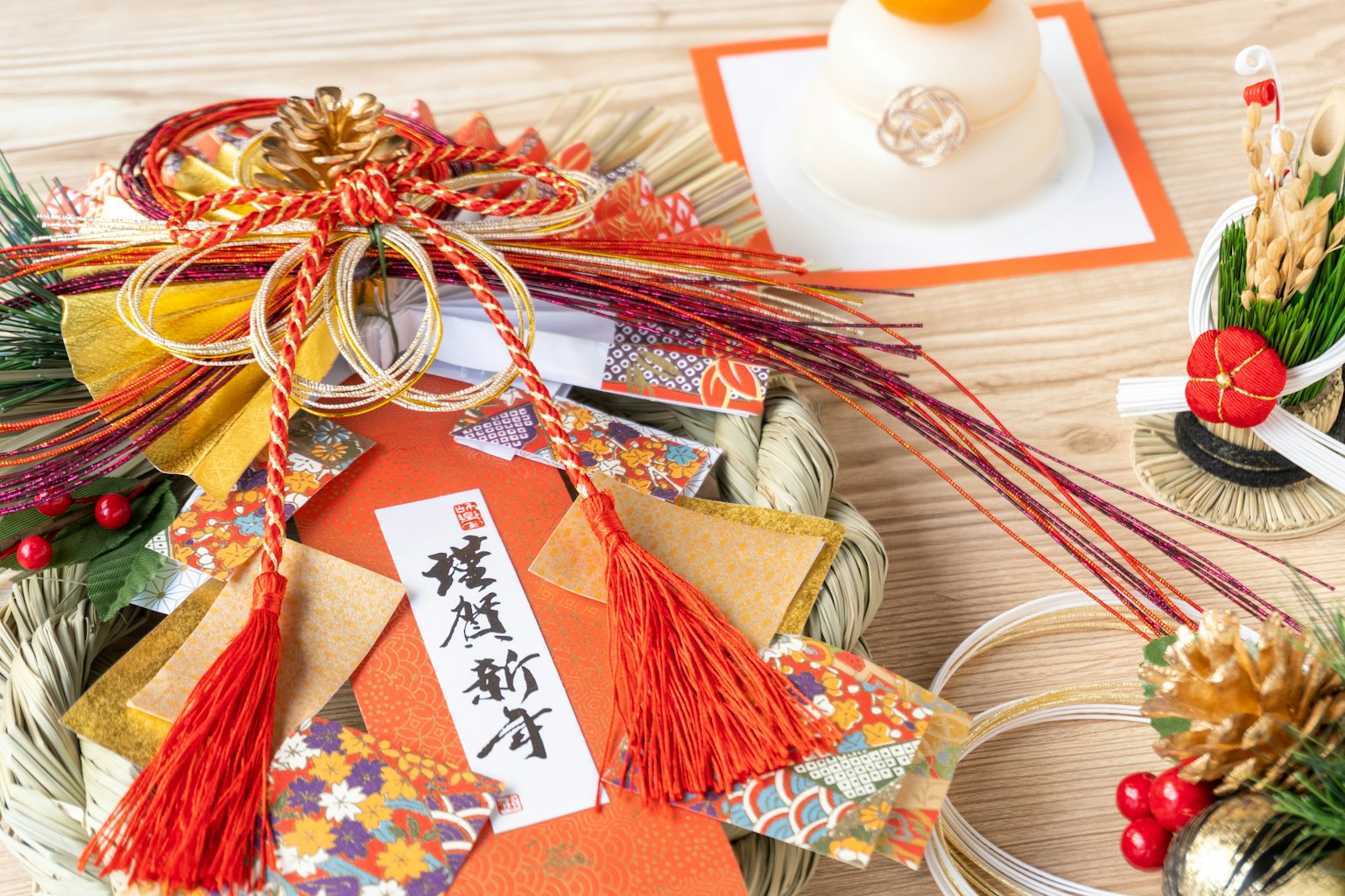 美丽的日本新年装饰和艺术性摆放的信件