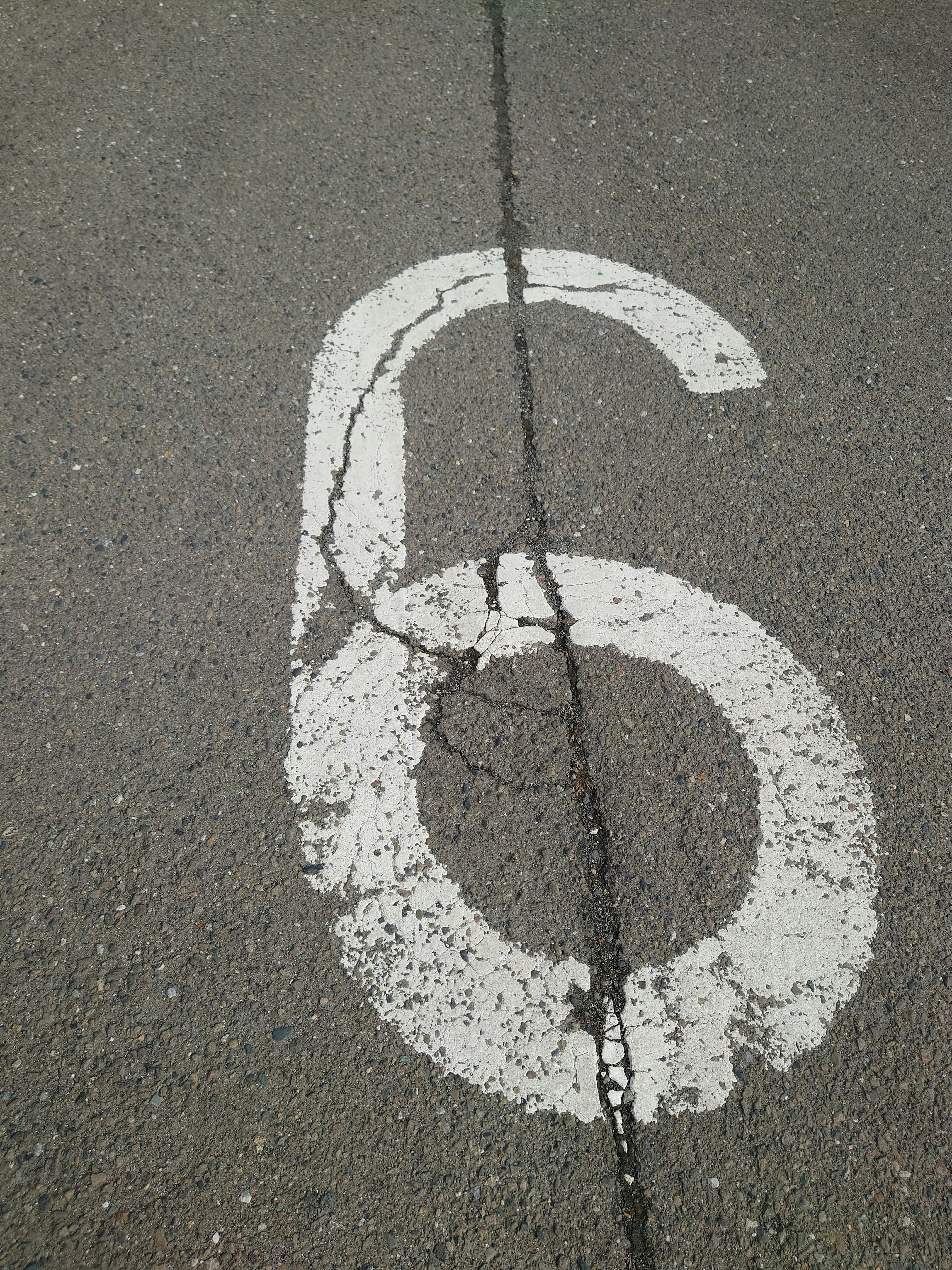沥青路面上的白色字母“S”