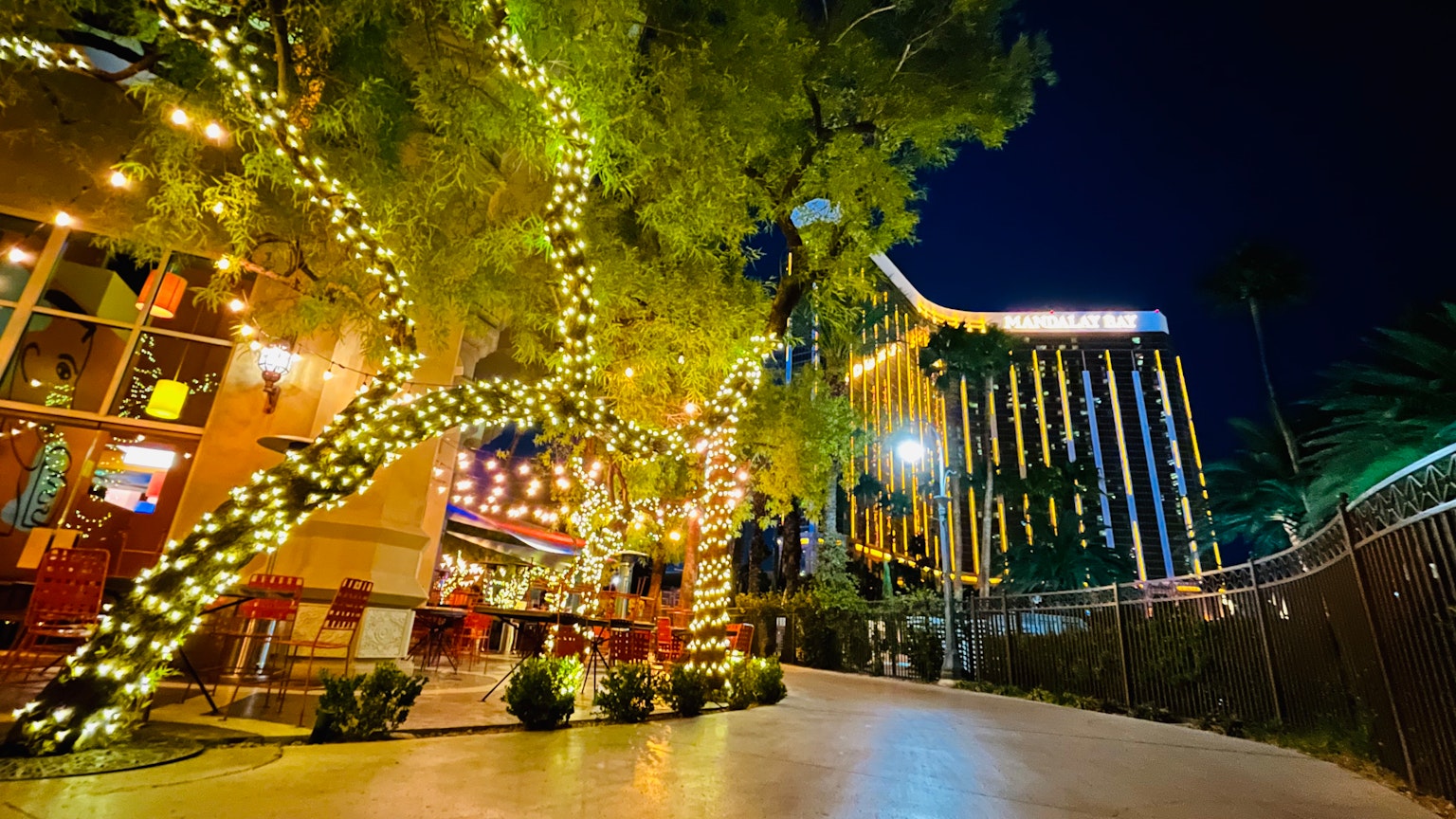 Cây trang trí và tòa nhà sáng trên đường phố Las Vegas vào ban đêm