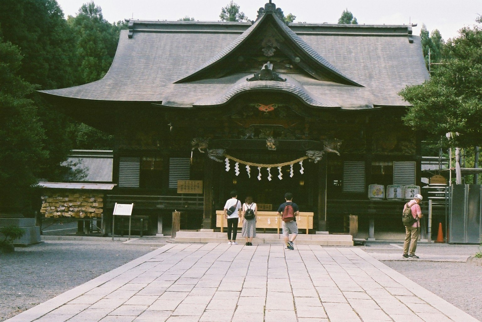 传统日本神社外观与游客