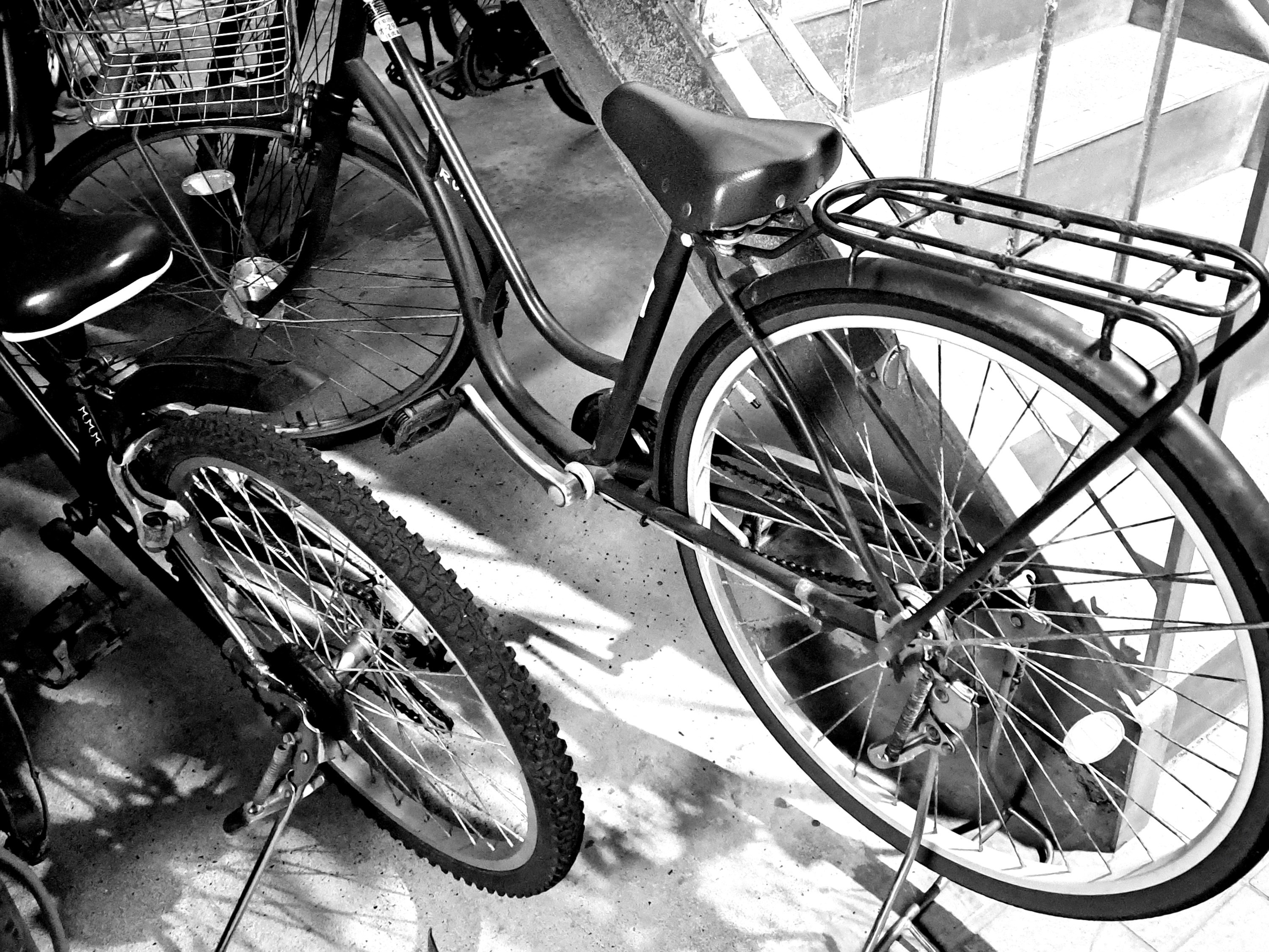 自転車のある玄関先の路地