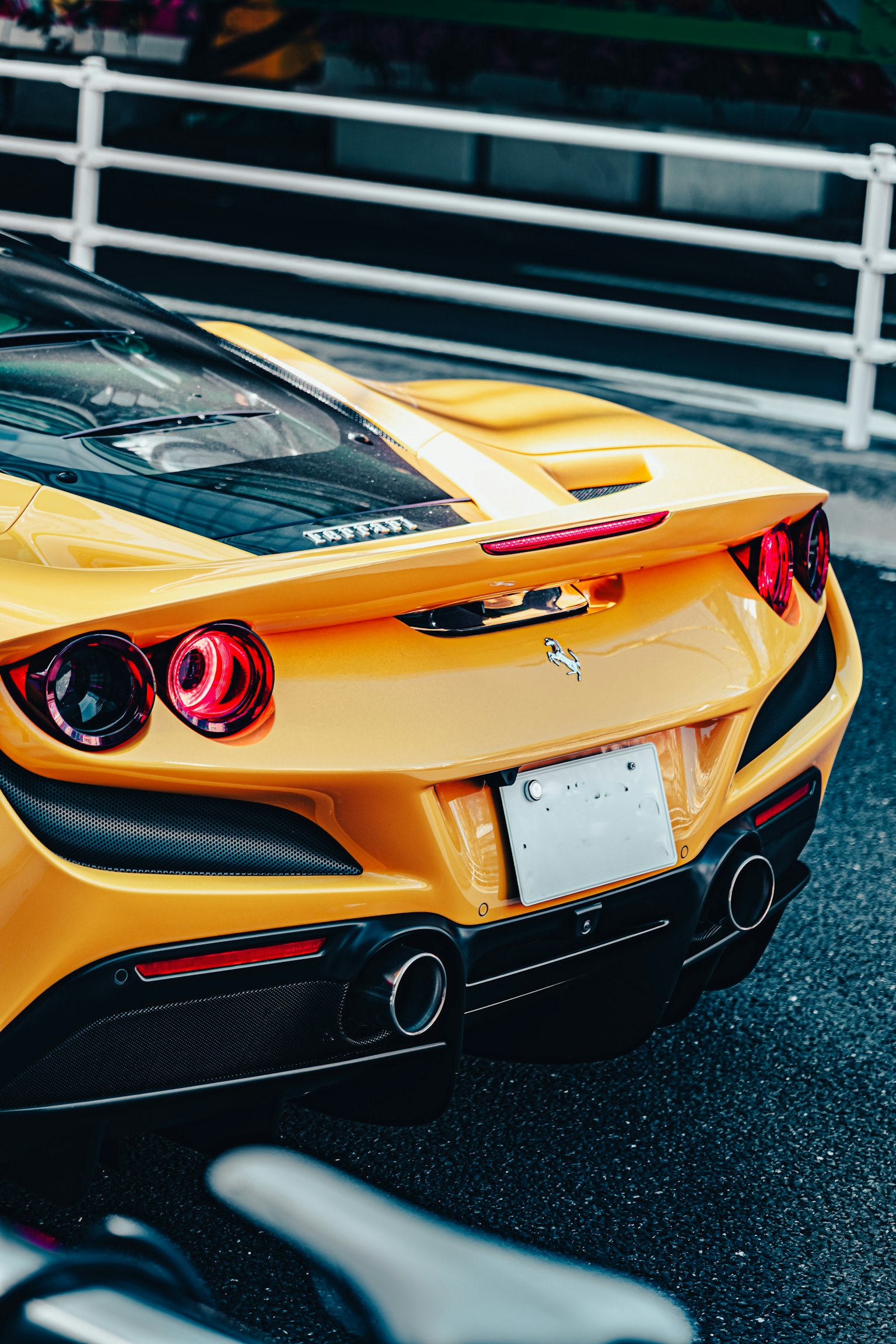 ภาพที่เน้นไปที่ด้านหลังของรถสปอร์ตสีเหลืองสดใส