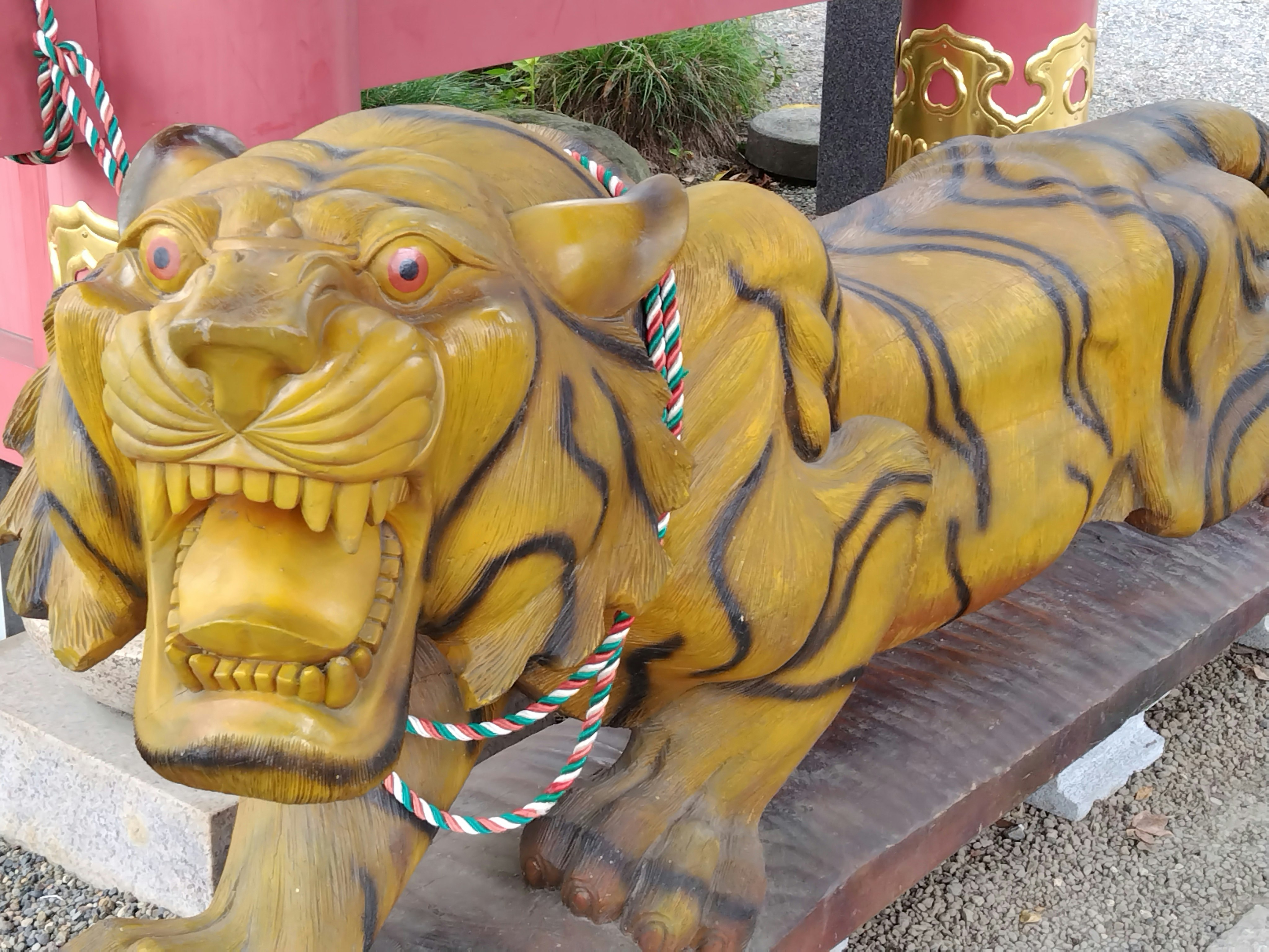 虎の獅子像の彫刻が並ぶ屋外の展示