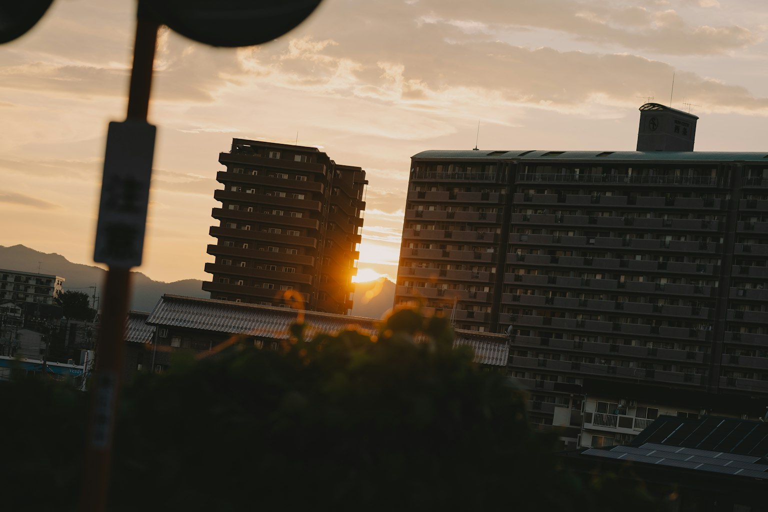 Stadtansicht mit Sonnenuntergang zwischen Gebäuden