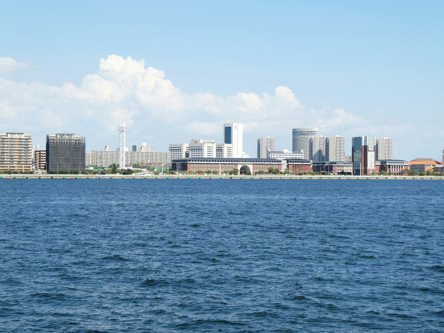 Stadtansicht mit blauem Wasser