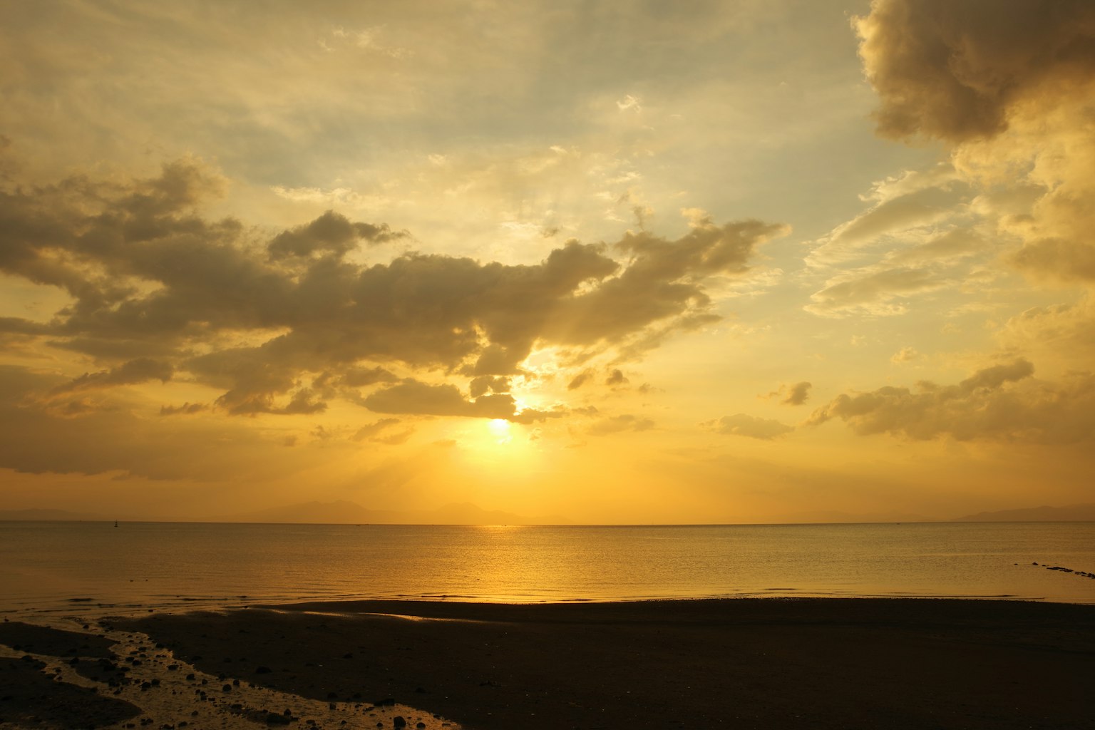 Bella vista del tramonto sul mare con nuvole illuminate di arancione