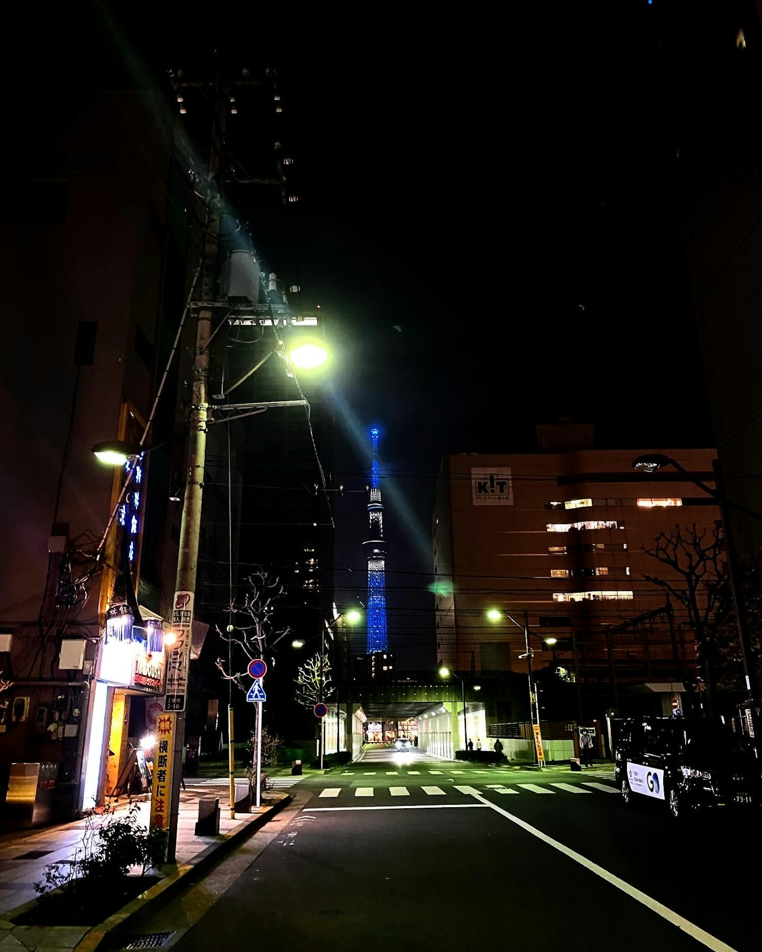 Nächtliche Stadtszene mit Tokyo Skytree im Hintergrund