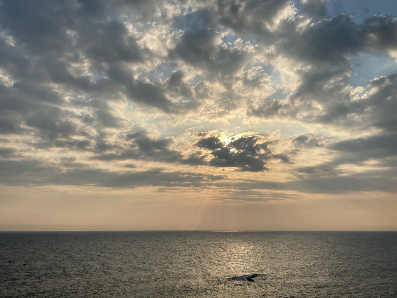 海上日落與雲彩的美麗風景