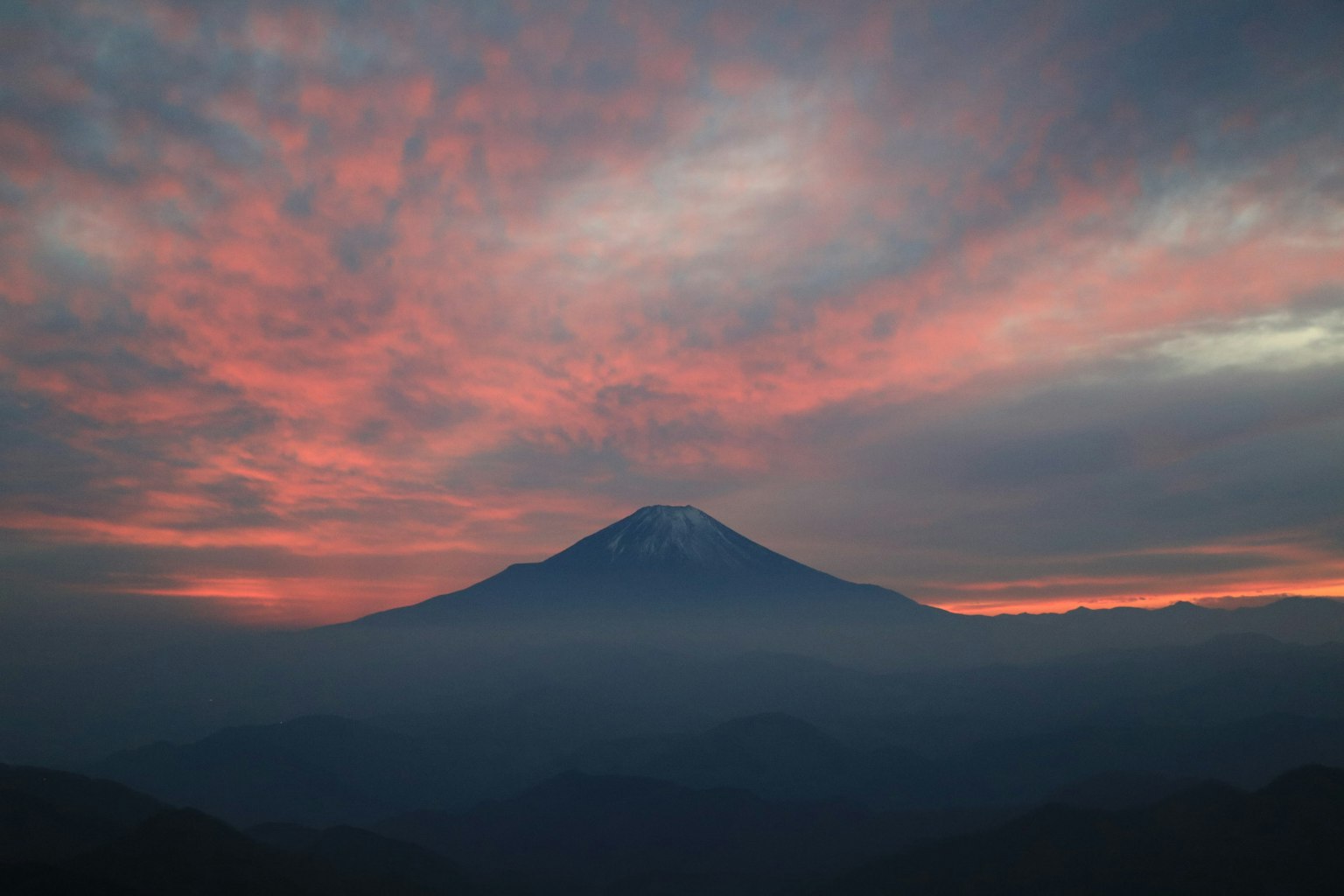 Schöne Aussicht auf den Fuji, umgeben von Nebel und rotem Himmel