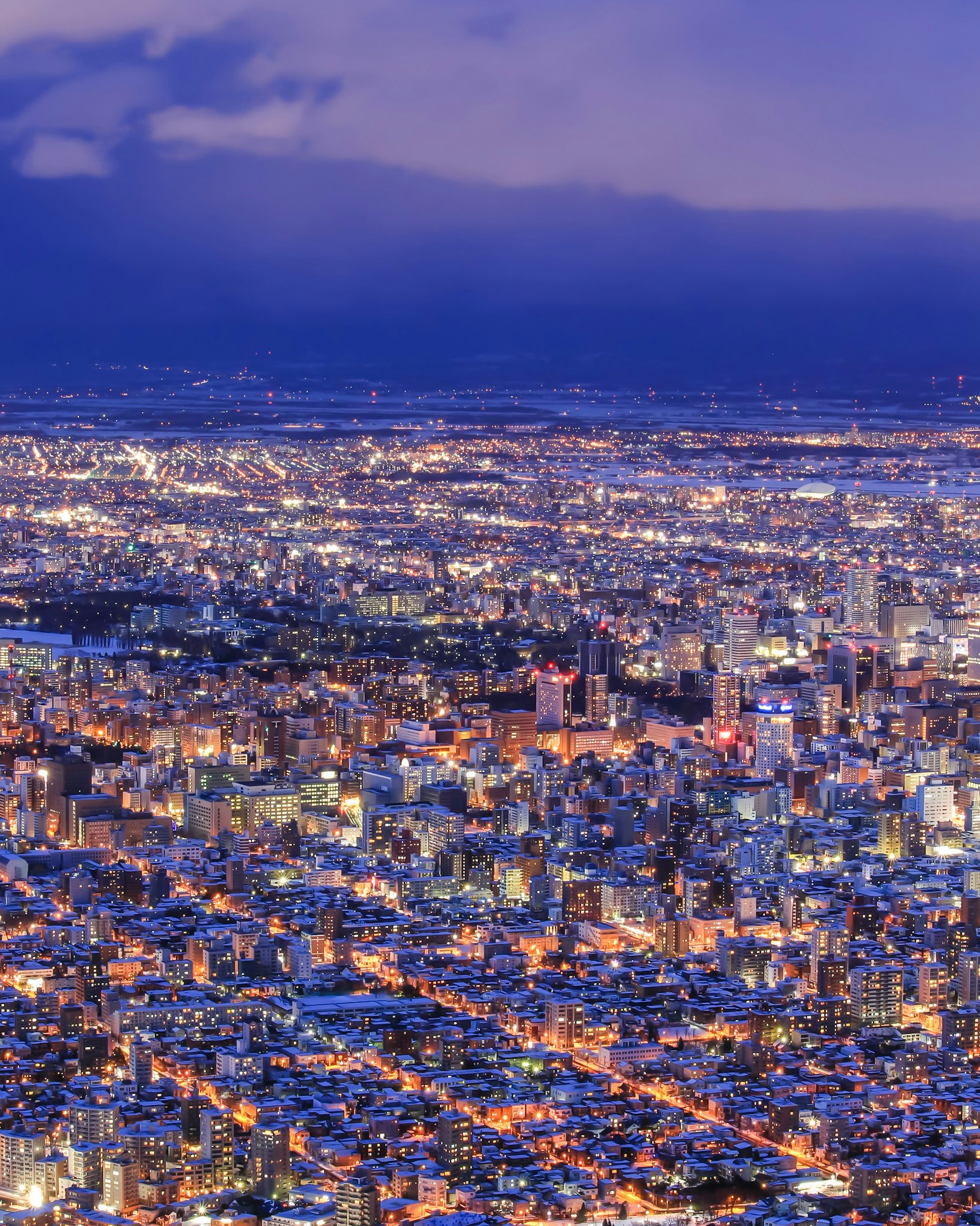 ブルーアワーの夜景が広がる都市の街並み