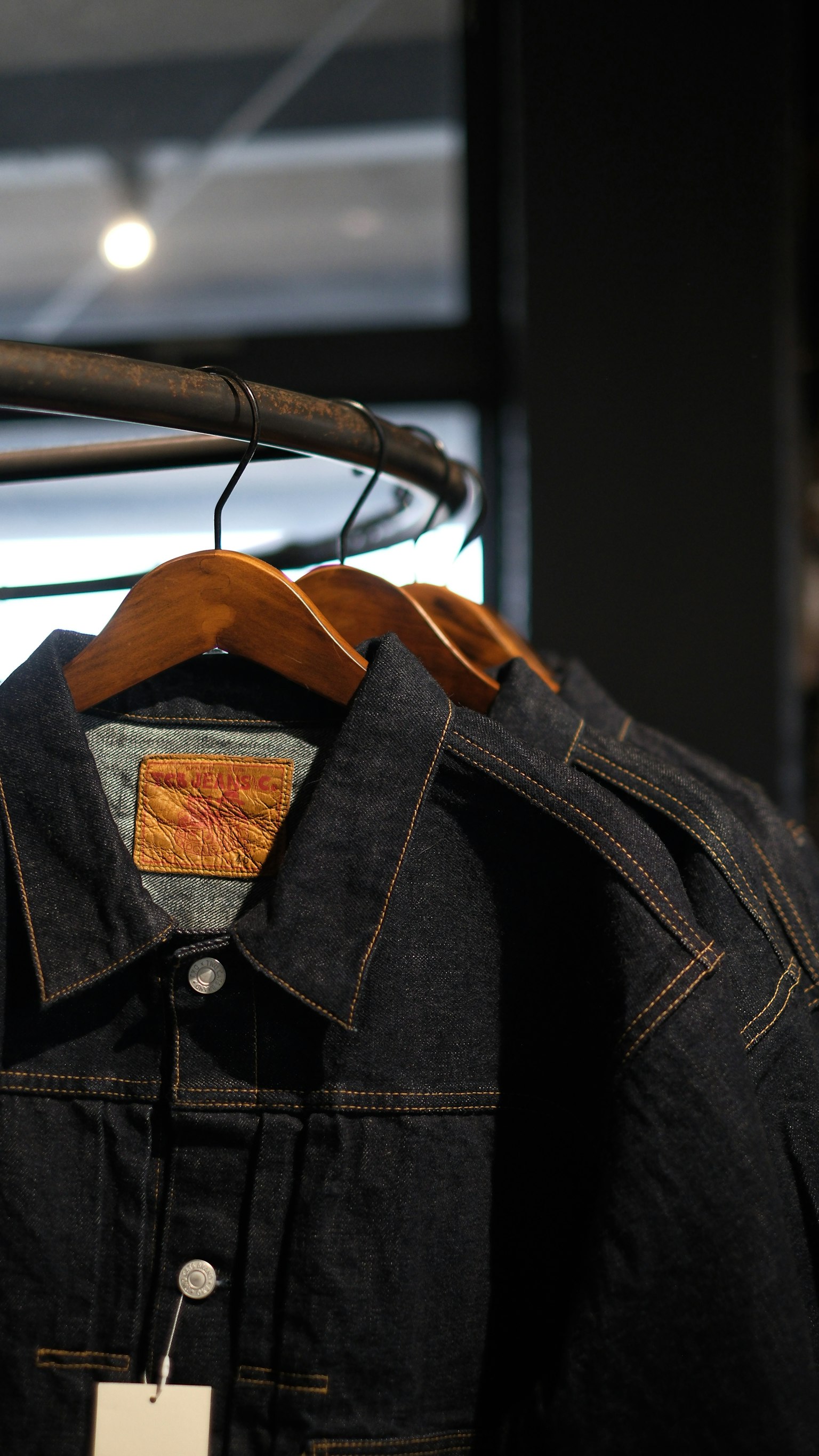 Jeansjacke an einem Kleiderbügel in einem Geschäft