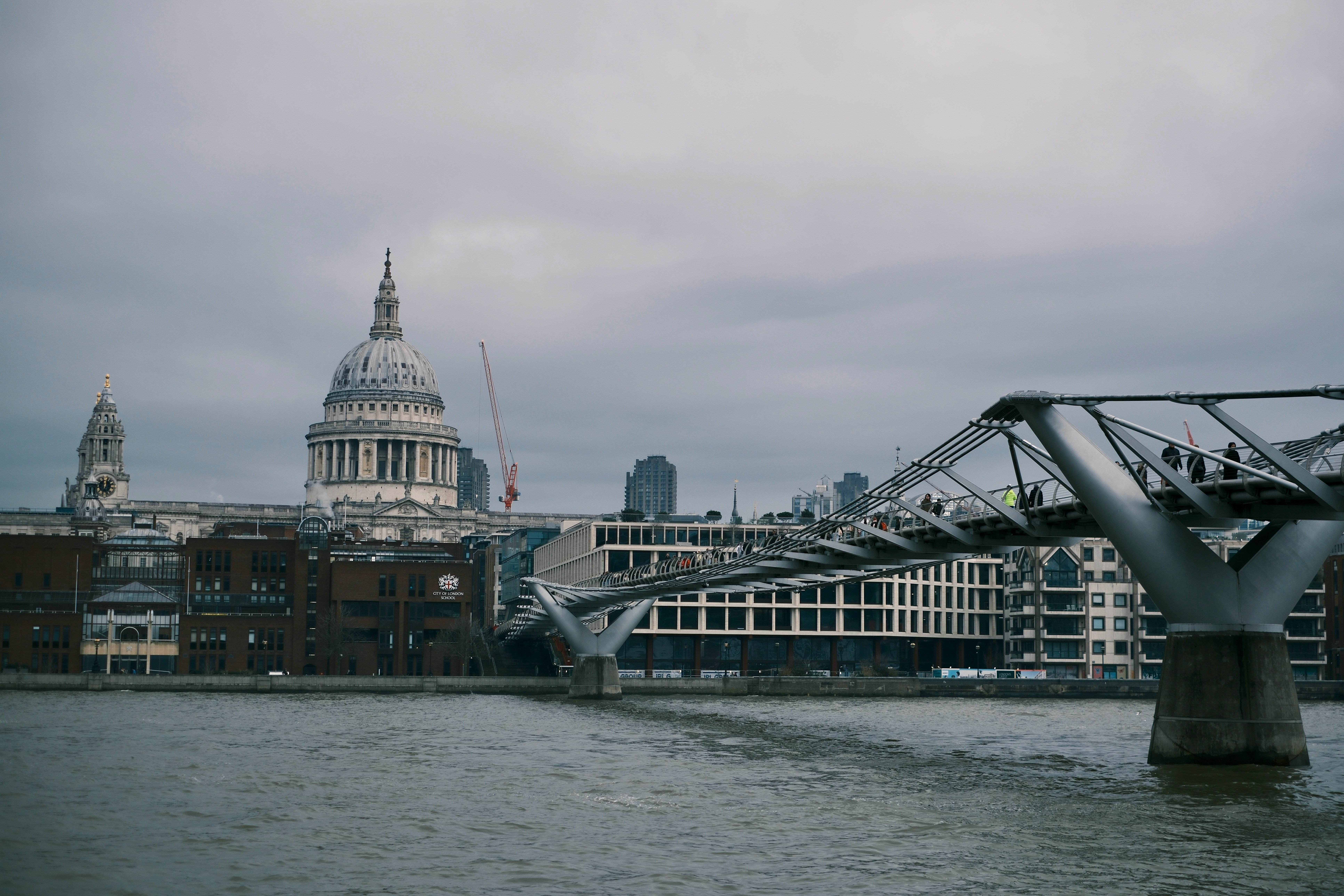 Vue d’un pont au-dessus de la Tamise avec la cathédrale Saint-Paul
