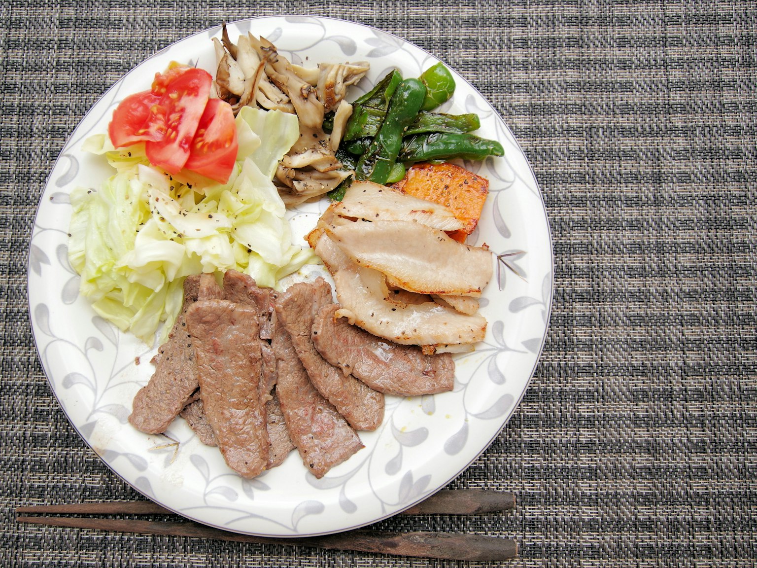 一盤混合肉類和蔬菜