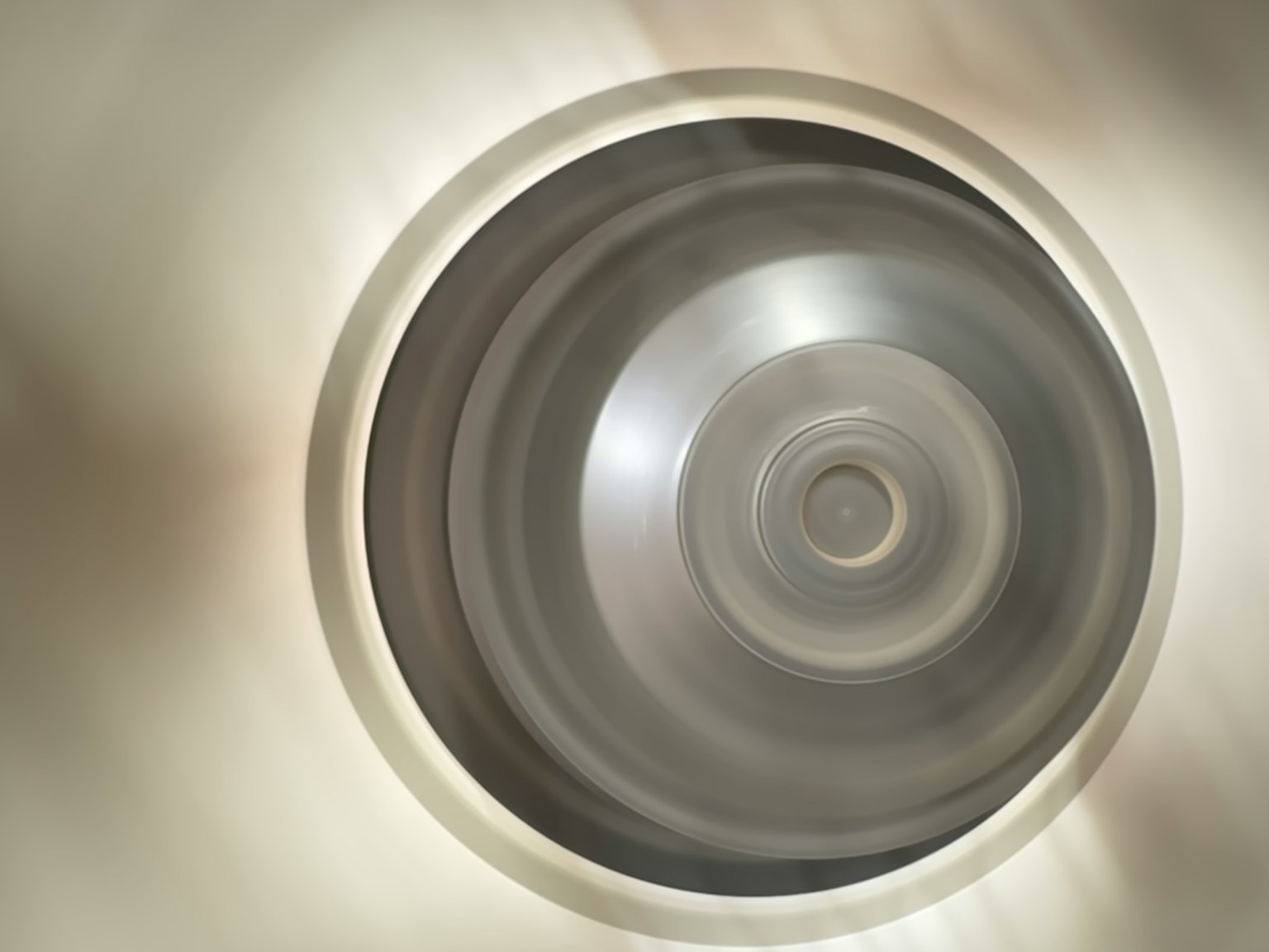 Vue de dessus d'un objet métallique circulaire surface brillante avec des effets de lumière douce