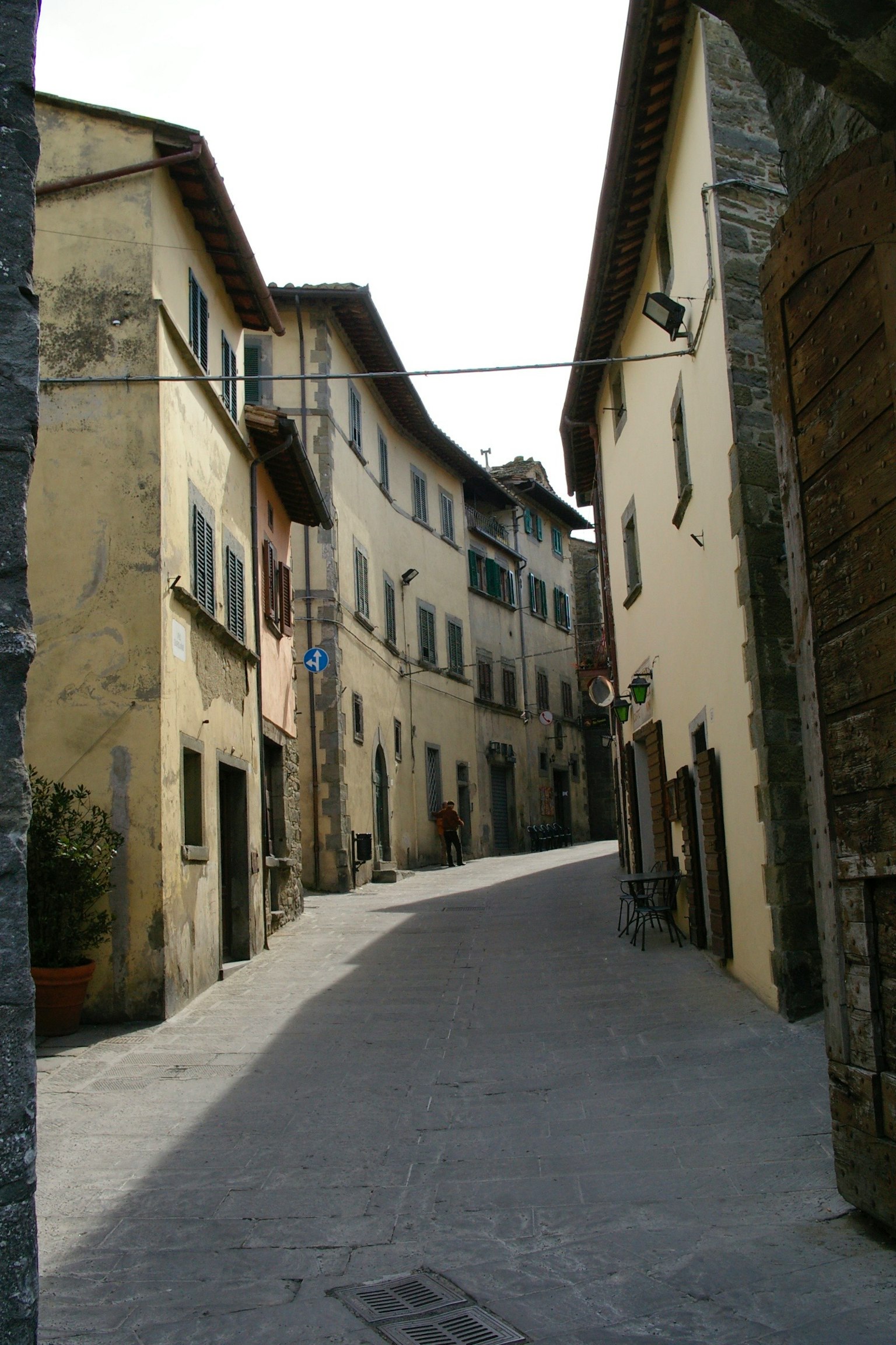 Callejón de piedra estrecho rodeado de edificios antiguos