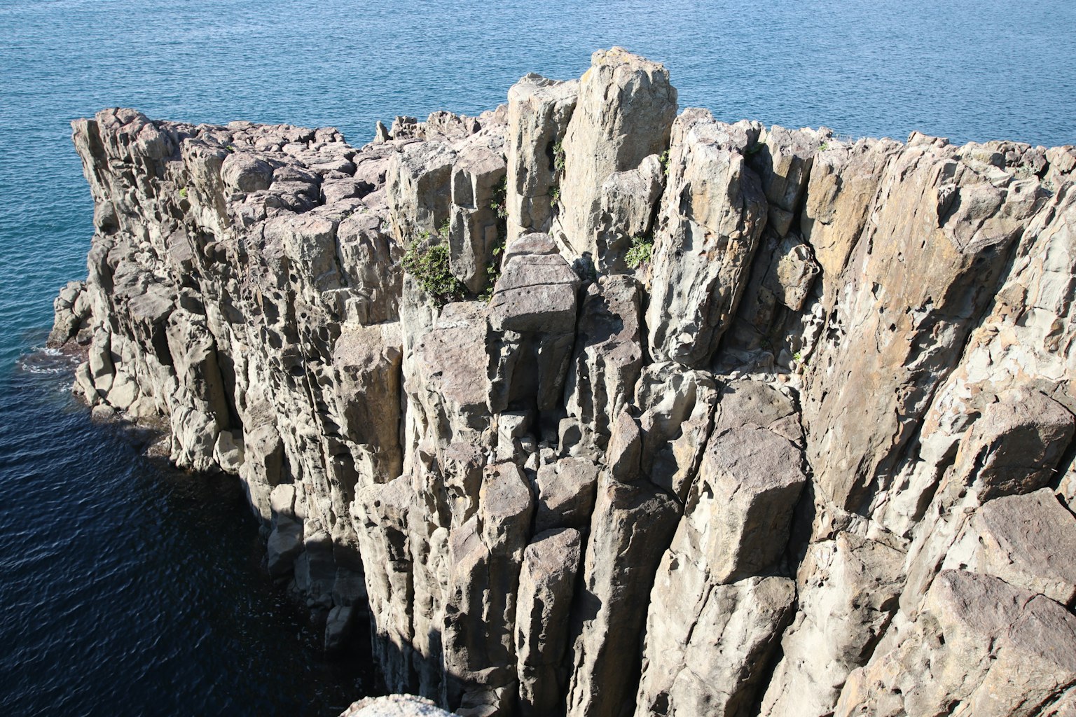 海に突き出た岩の崖の景色