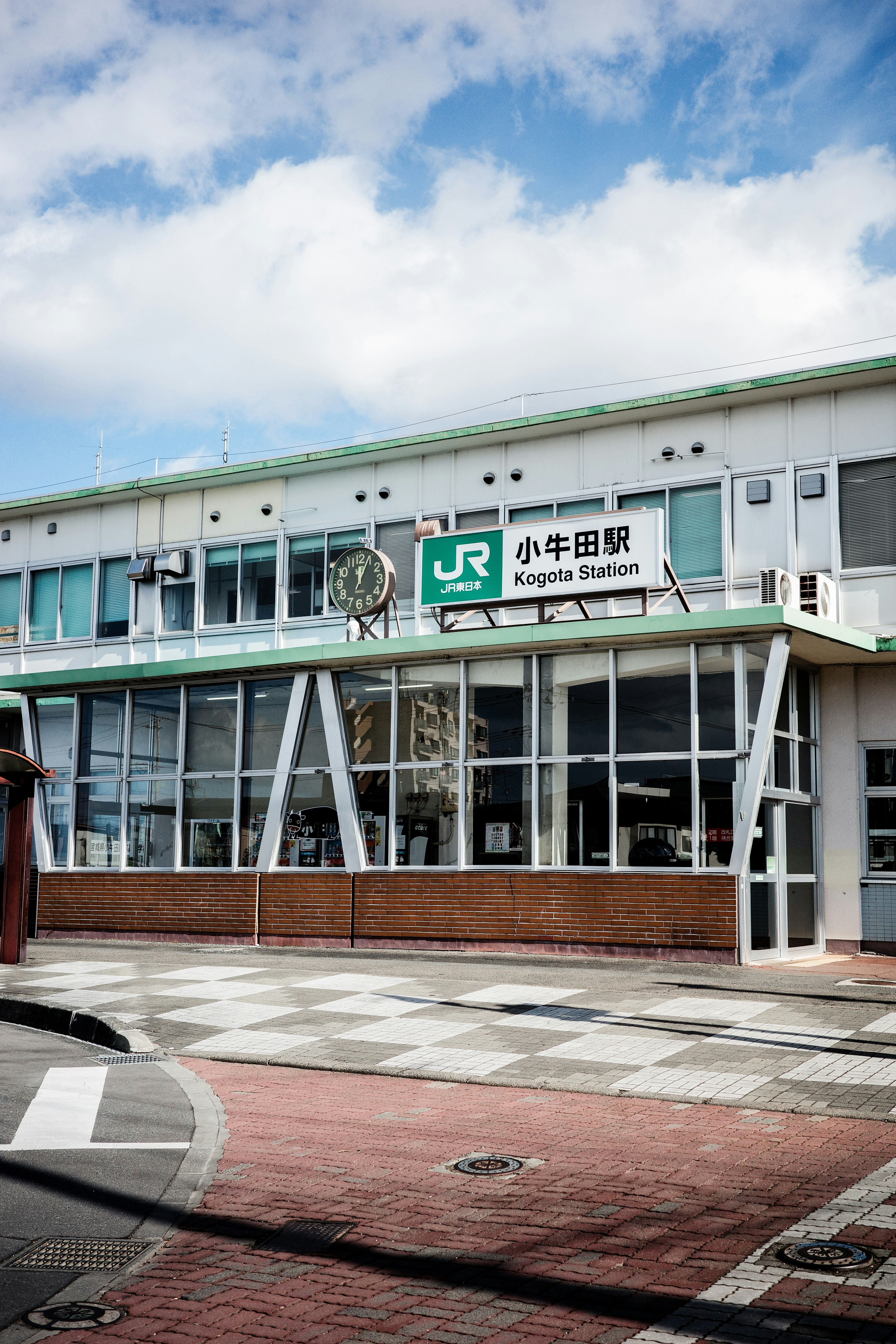 小牟田駅の駅舎とホームの入口