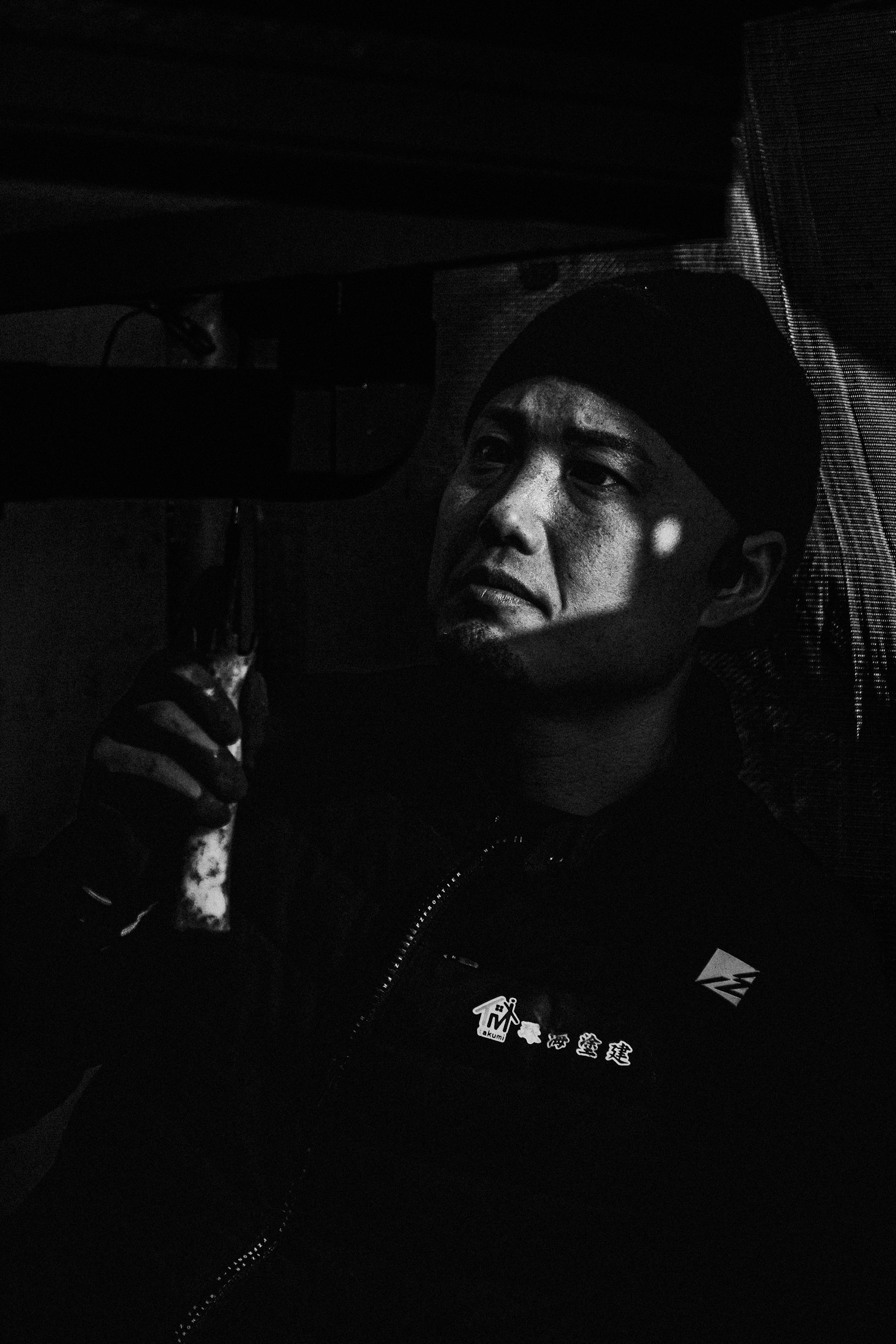 黒と白の写真で、男性が考え込んでいる様子が映っている