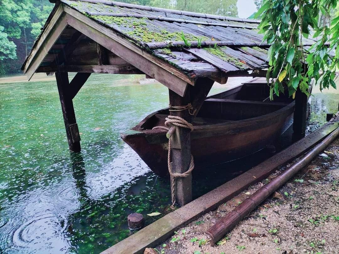 เรือไม้และกระท่อมเล็กริมแหล่งน้ำ