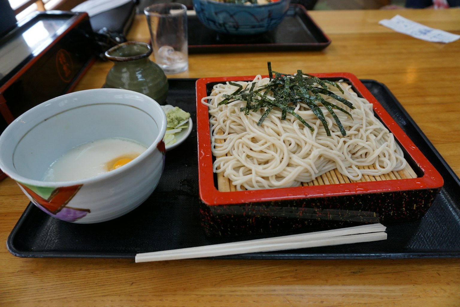 차가운 소바와 계란이 담긴 그릇이 있는 일본 요리