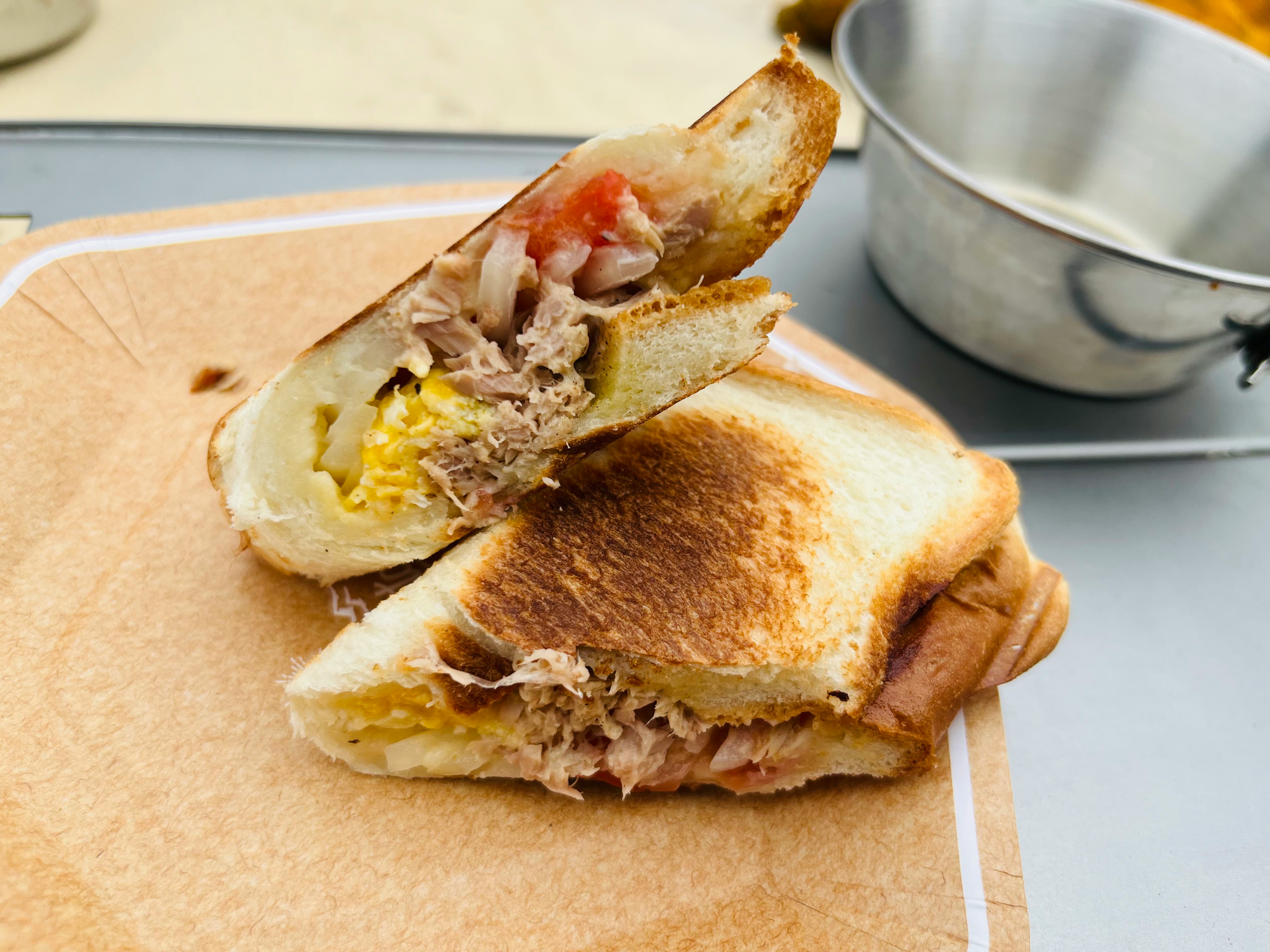 bánh sandwich nóng nhiều nhân và bát súp