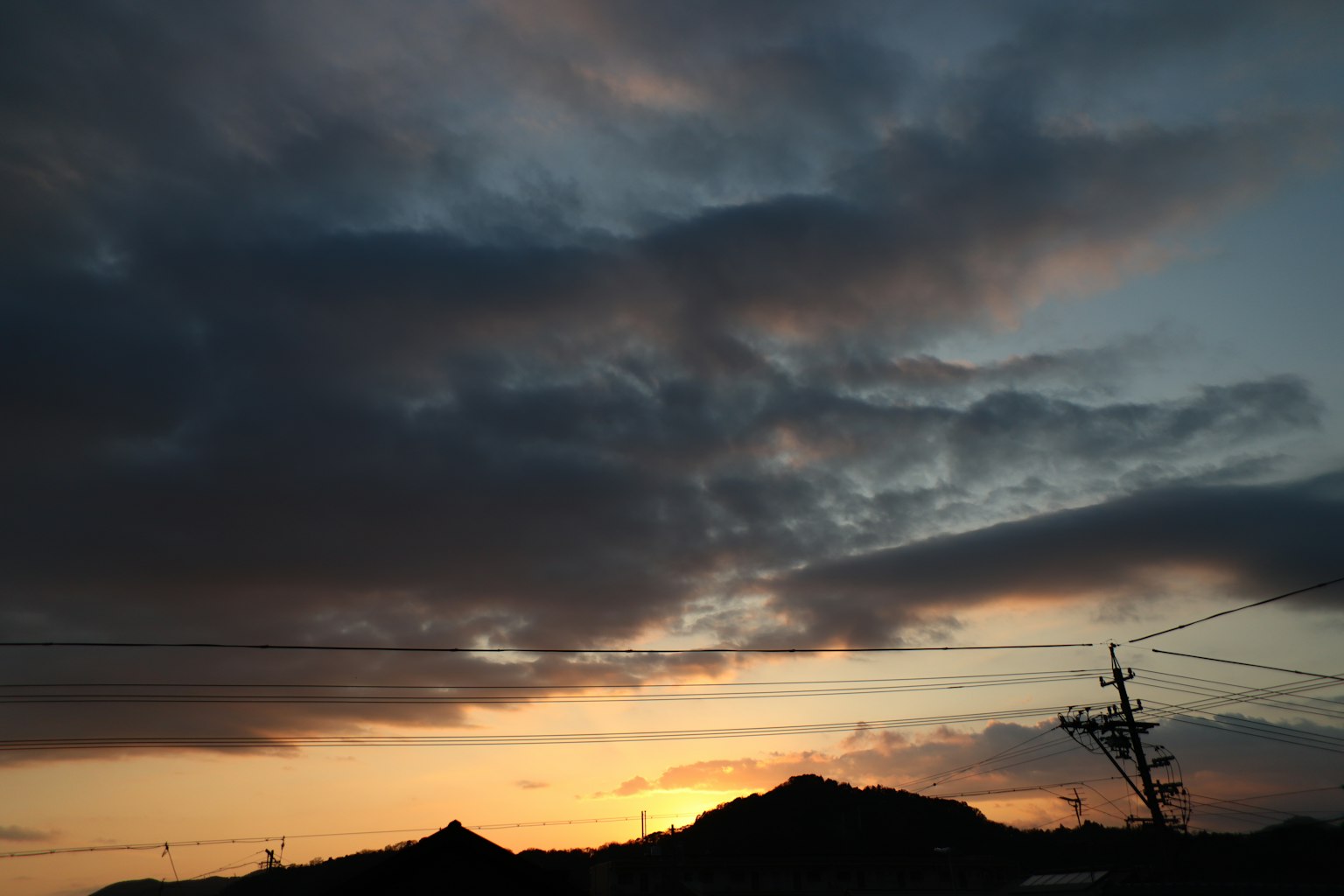 Silhouette di montagne e nuvole al tramonto