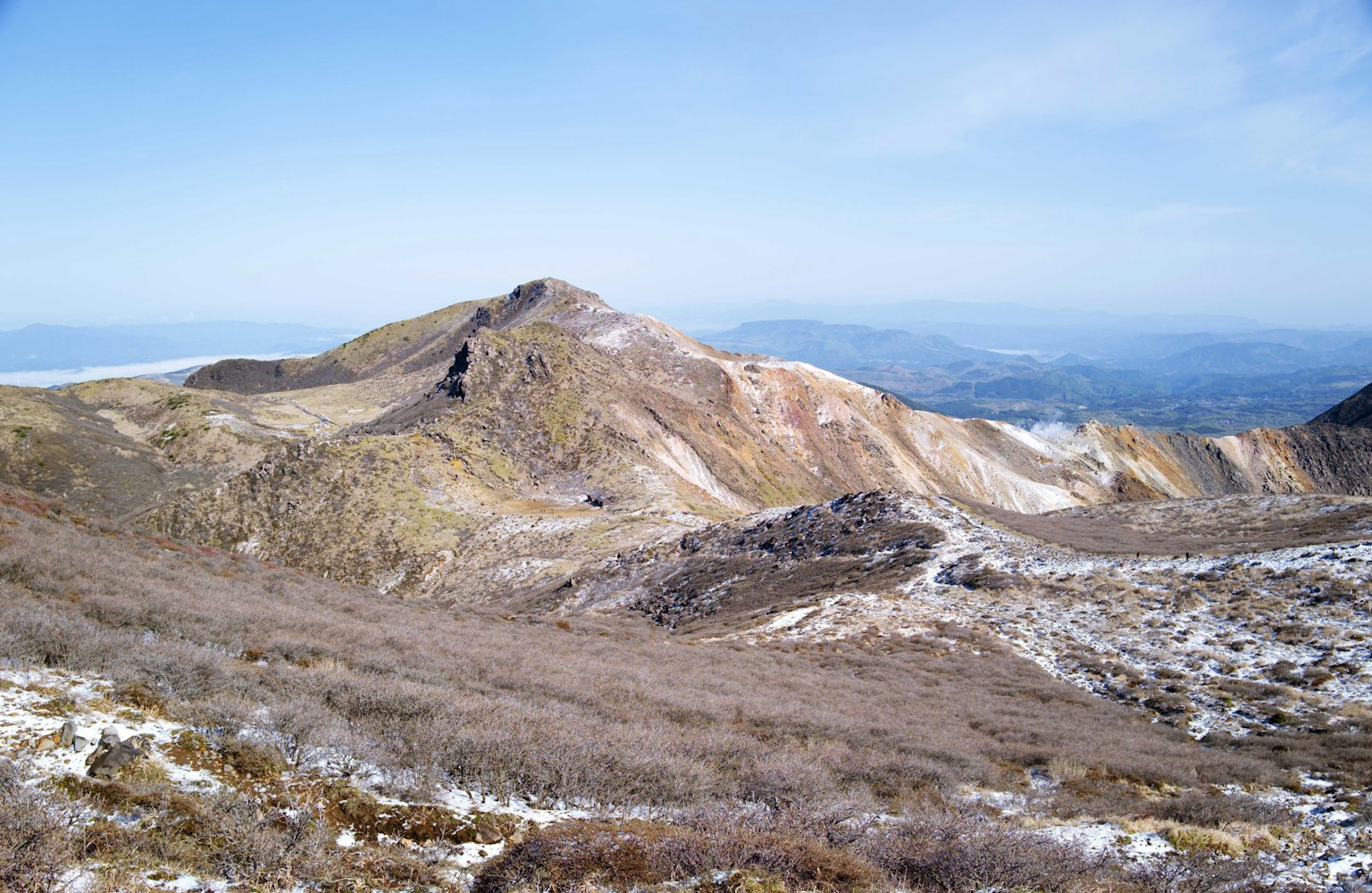 风景如画的山地景观，带有雪花和岩石地形