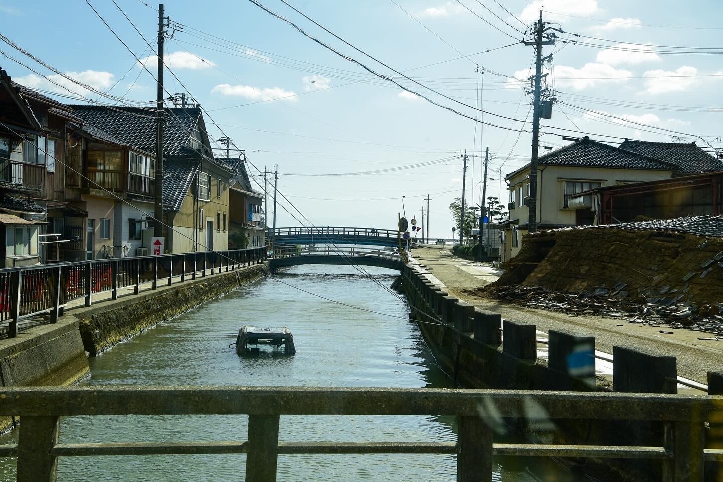 Vue pittoresque d'une rivière bordée de maisons traditionnelles