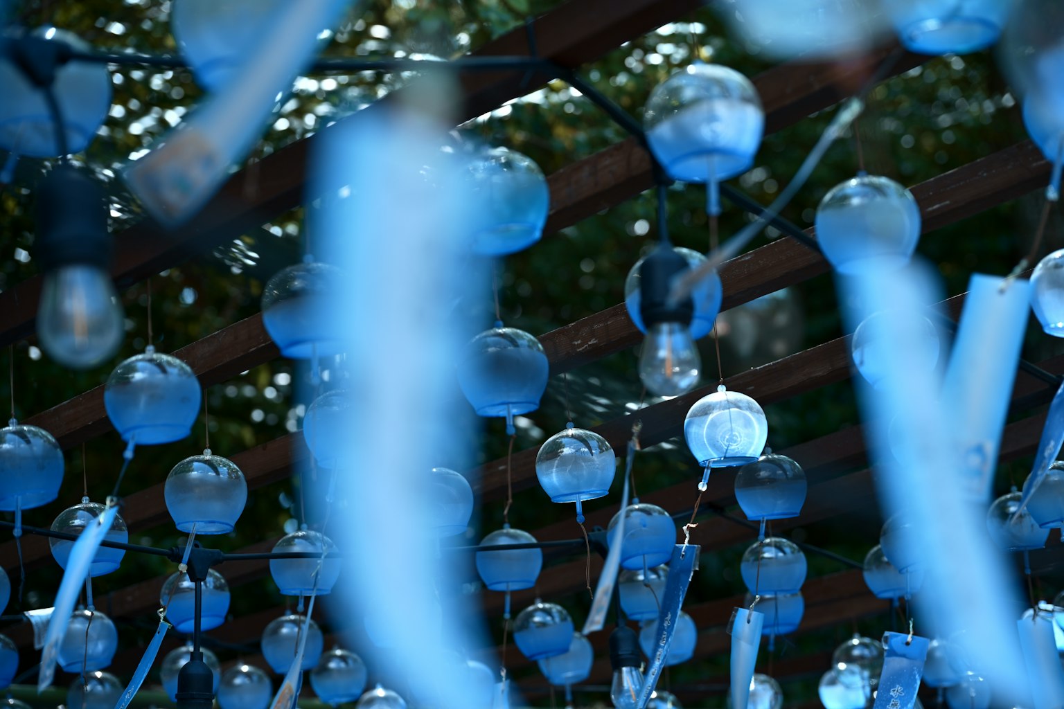 Una escena con campanas de viento azules colgantes