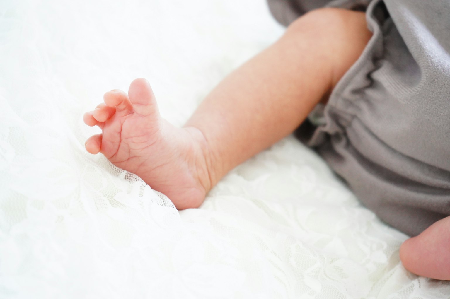 Kaki bayi di atas kain lembut