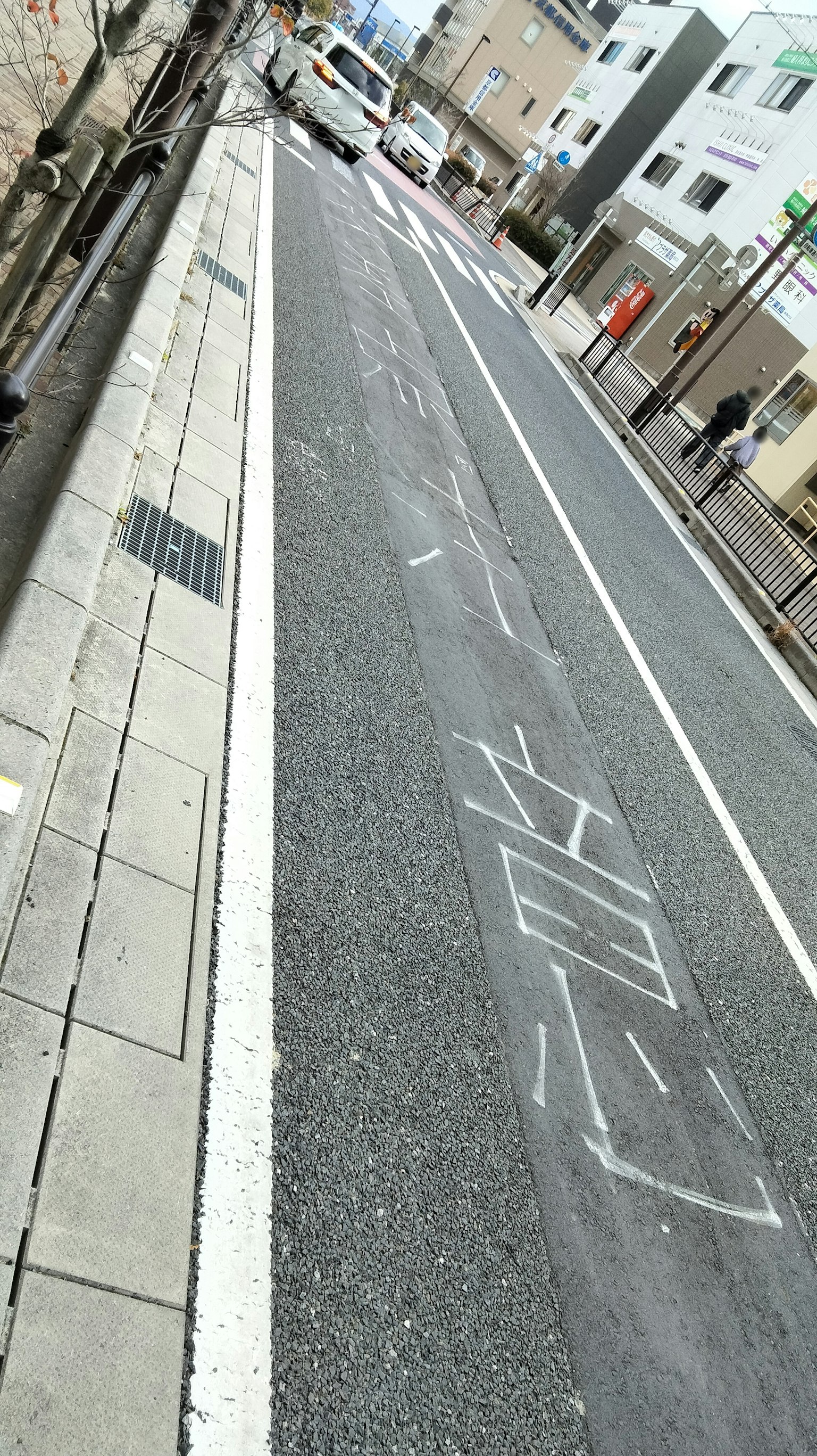 倾斜的道路视图，带有白色线条和标记