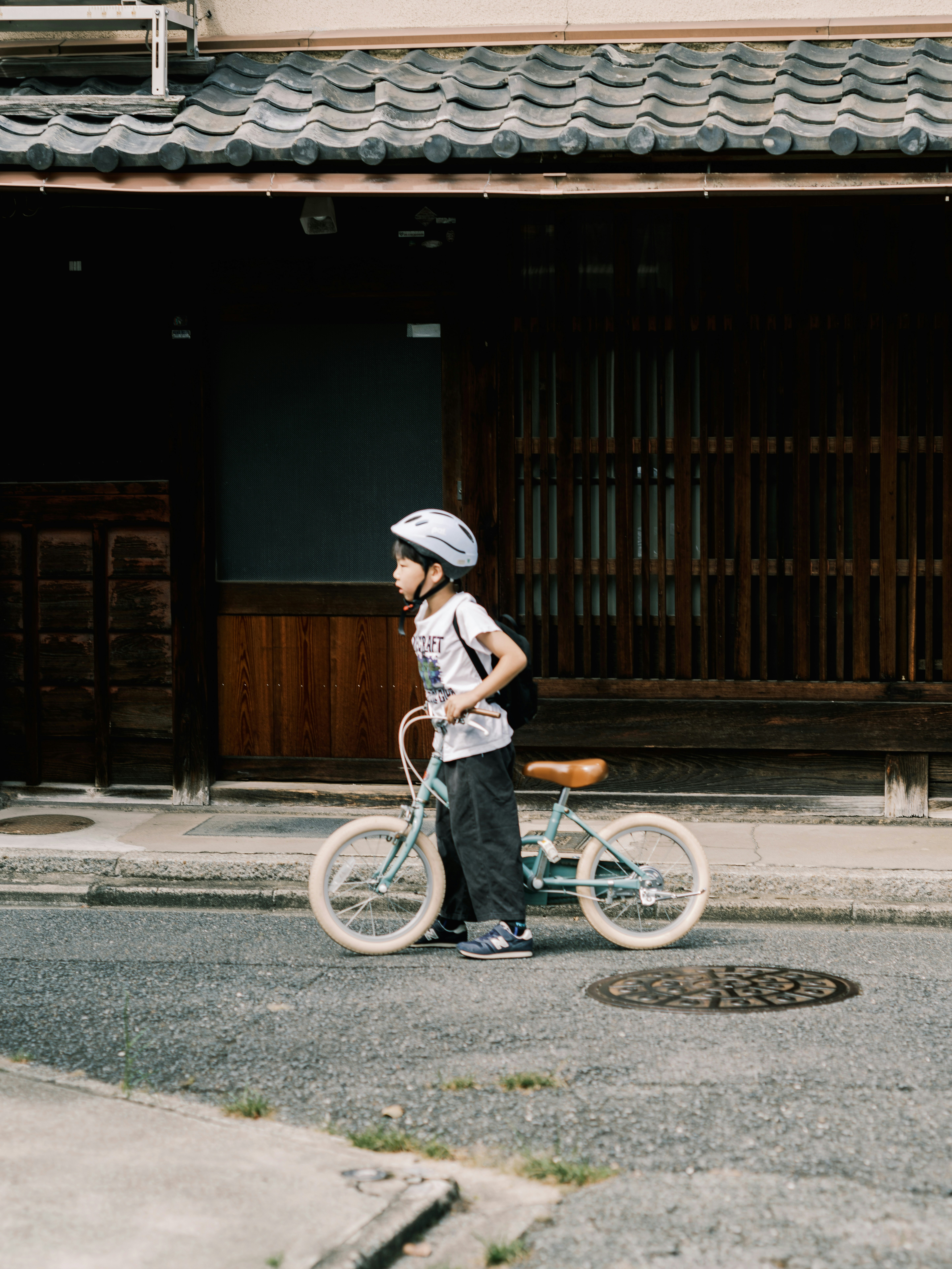 路地の自転車に乗る人