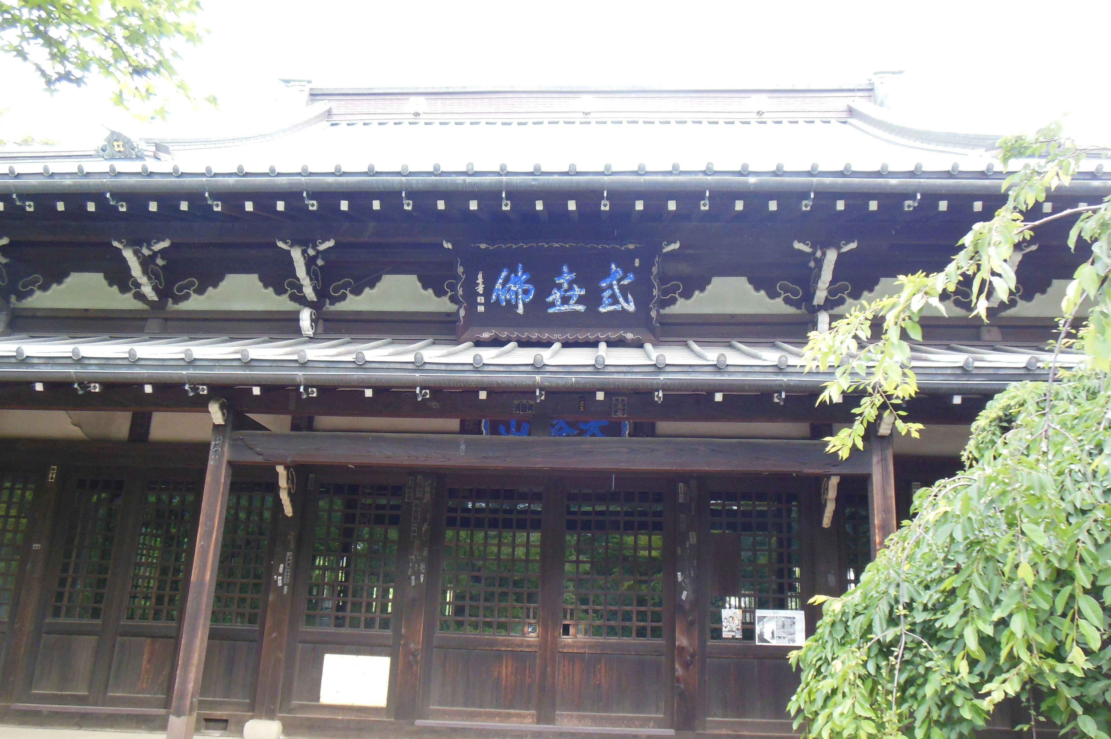 木造の寺院建築の正面と軒下の装飾
