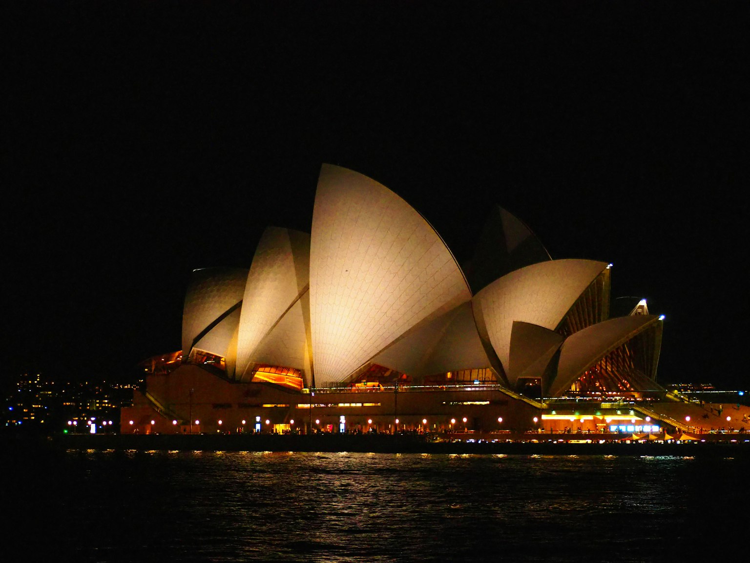 Gedung Opera Sydney yang diterangi di malam hari