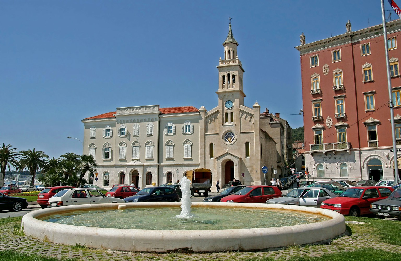 Malersicher Blick mit Brunnen und historischen Gebäuden