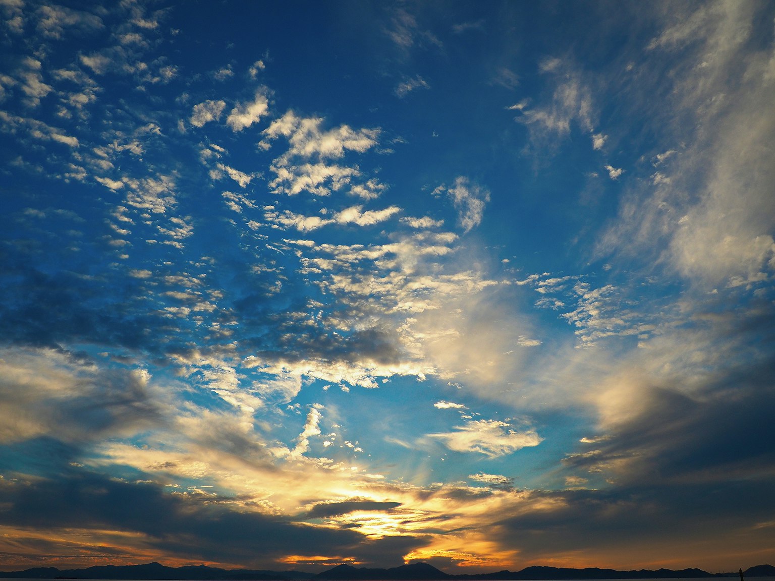 Ciel de coucher de soleil avec des nuages dégradés bleus et oranges