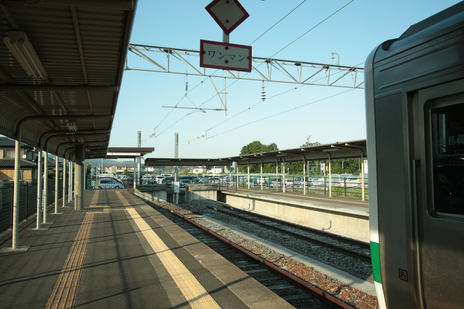 Vue d'une plateforme de train et des voies à une gare
