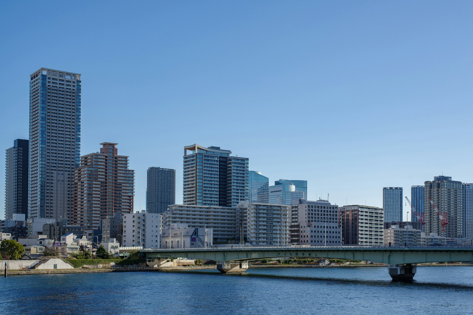 城市天際線，河邊高樓在晴朗的藍天下