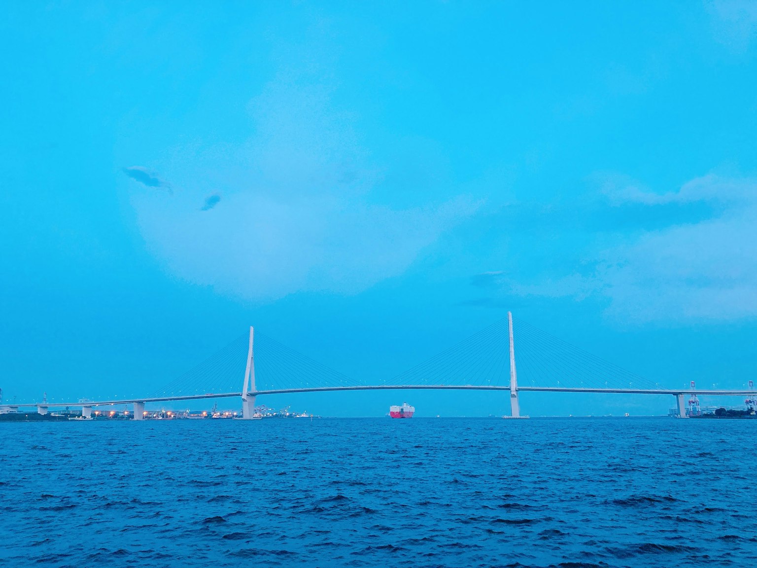 Cảnh đẹp của cầu và đại dương dưới bầu trời xanh
