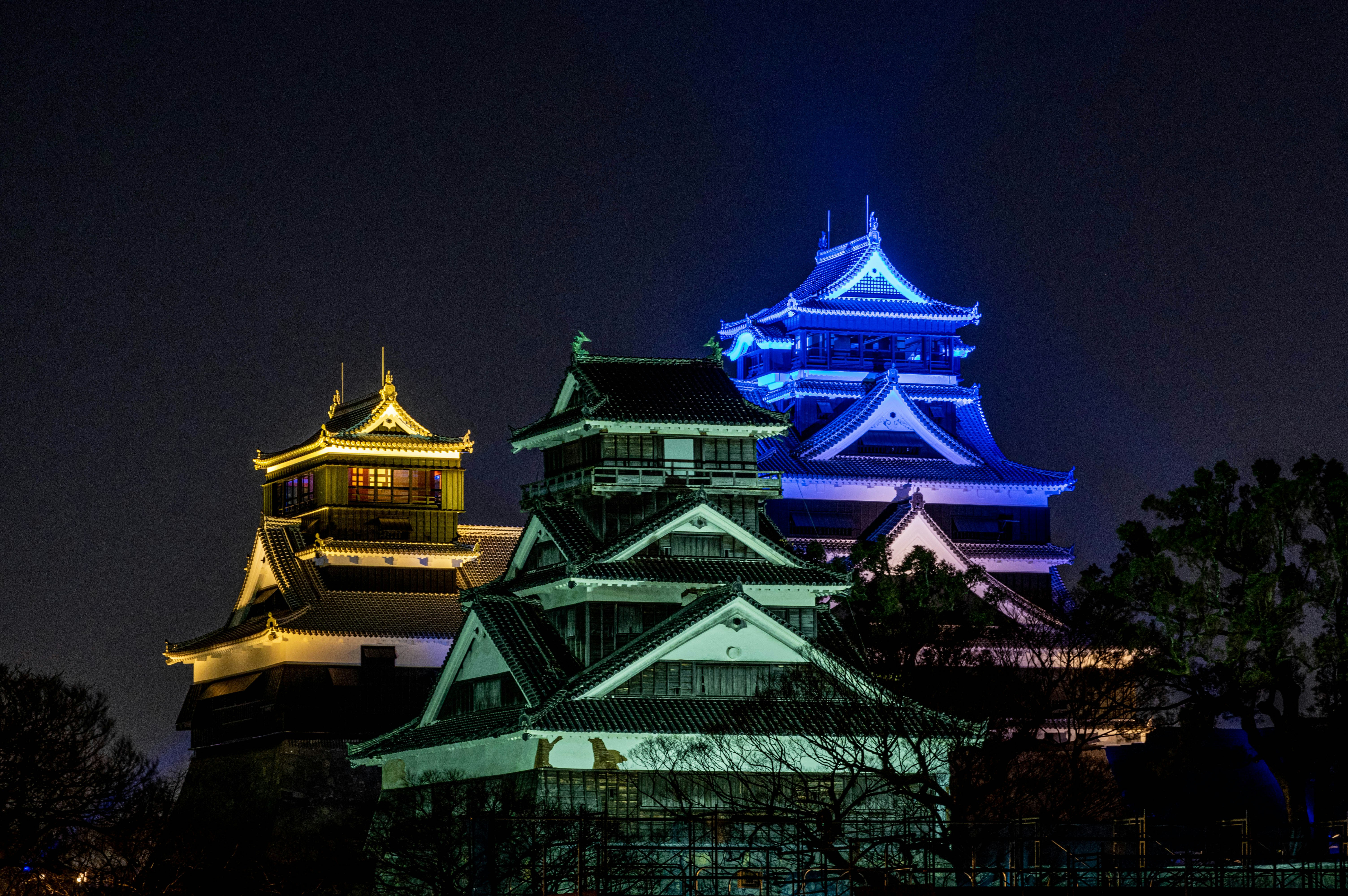 夜晚灯光照亮的城堡外观